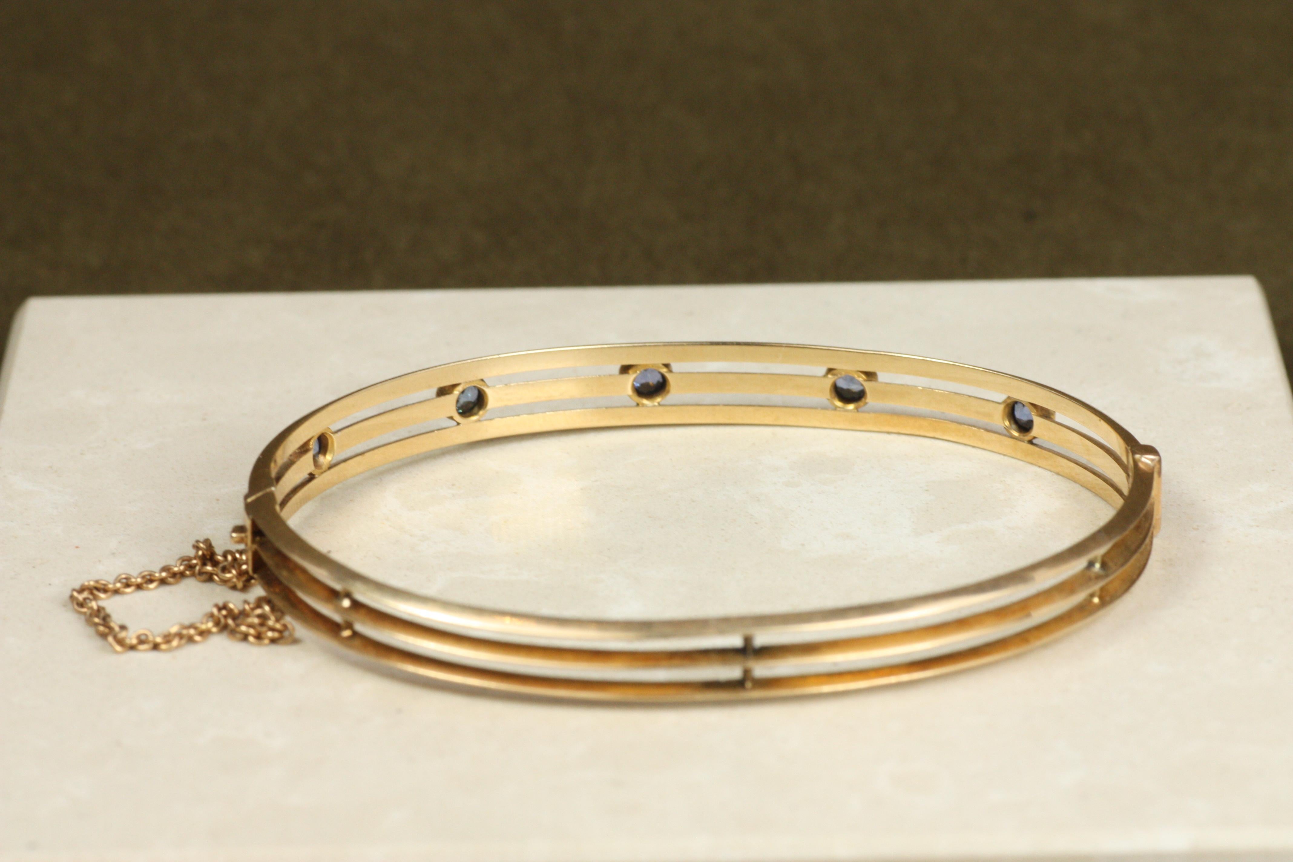 Antico bracciale in oro rosa ovale con cerniera con zaffiro del Montana del 1910 in vendita 2