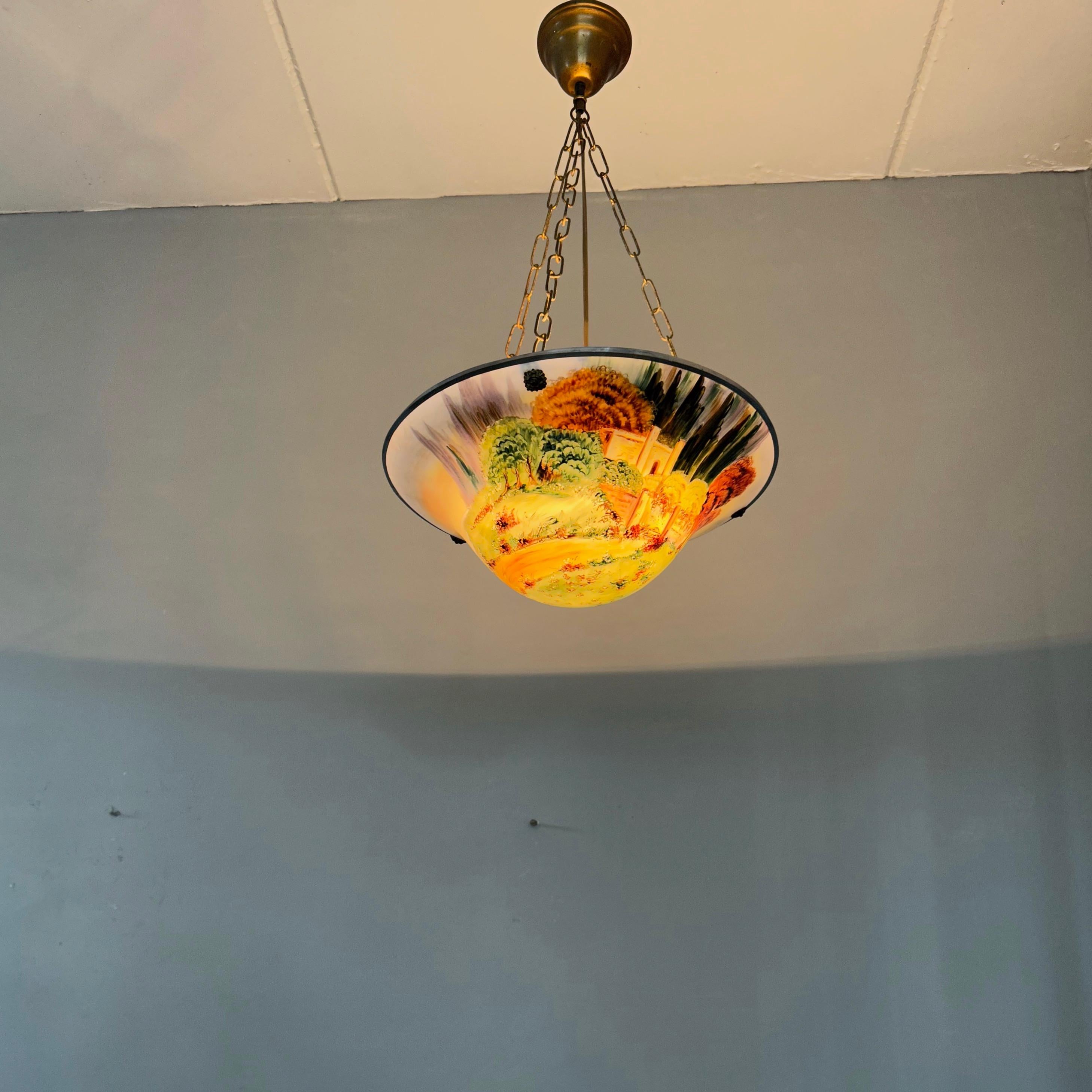 Art déco Ancienne lampe à suspension en verre opalin des années 1920 avec abat-jour paysage peint à la main en vente