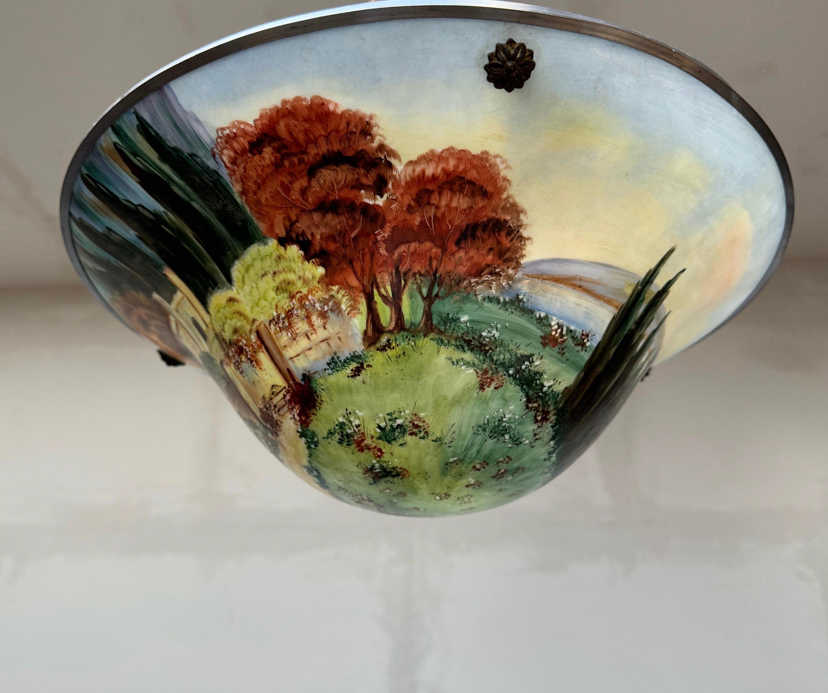 Fait main Ancienne lampe à suspension en verre opalin des années 1920 avec abat-jour paysage peint à la main en vente