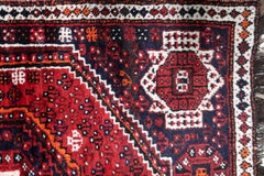 Ancien tapis persan Shiraz des années 1920 avec médaillon géométrique 4.4' x 6.6' - 1C1221