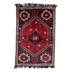 Ancien tapis persan Shiraz des années 1920 avec médaillon géométrique 4.4' x 6.6' - 1C1221