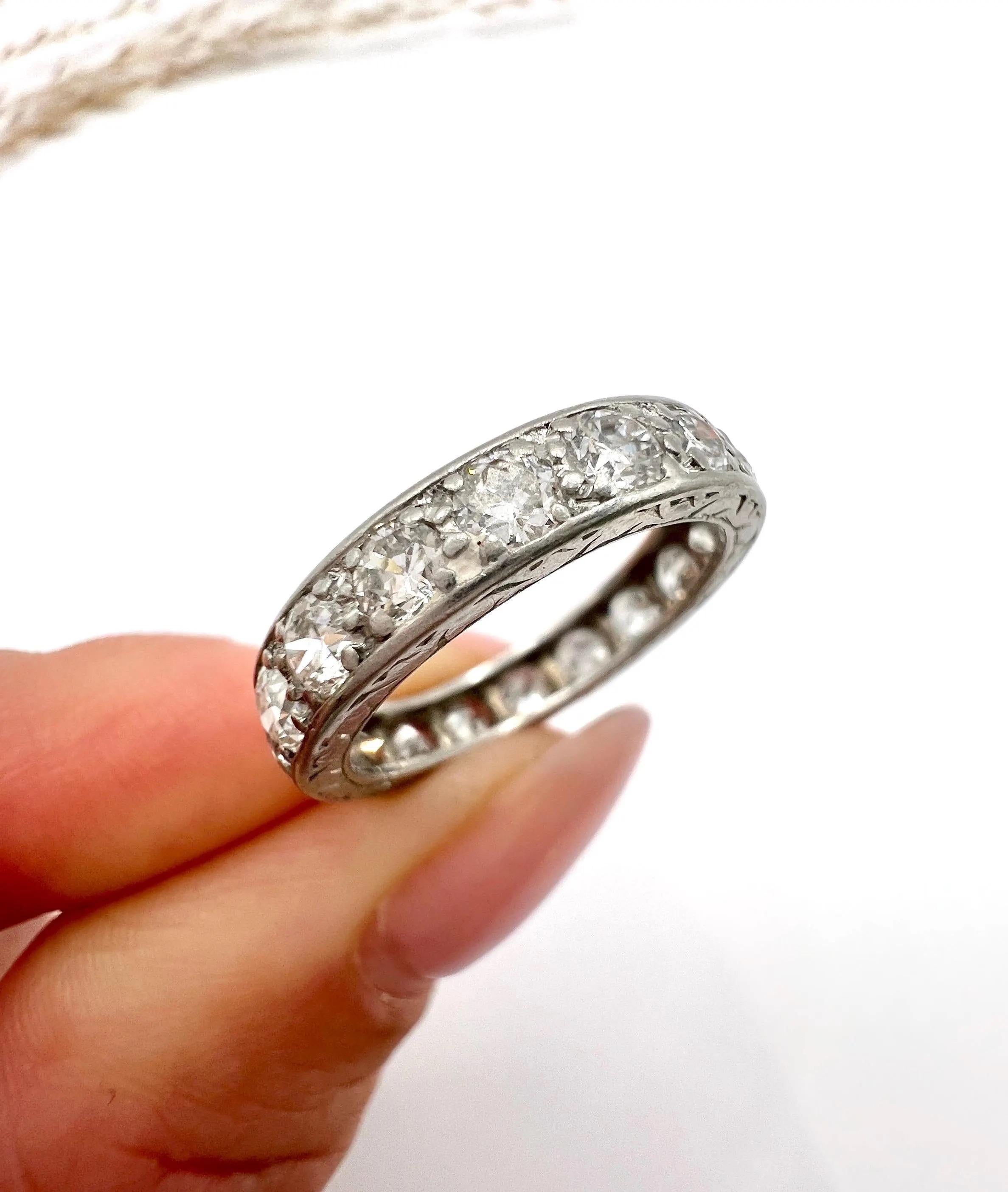 Antike 1920er Jahre Platin Französisch gestempelt, 1,40 Karat Diamant Full Eternity Ring im Angebot 6
