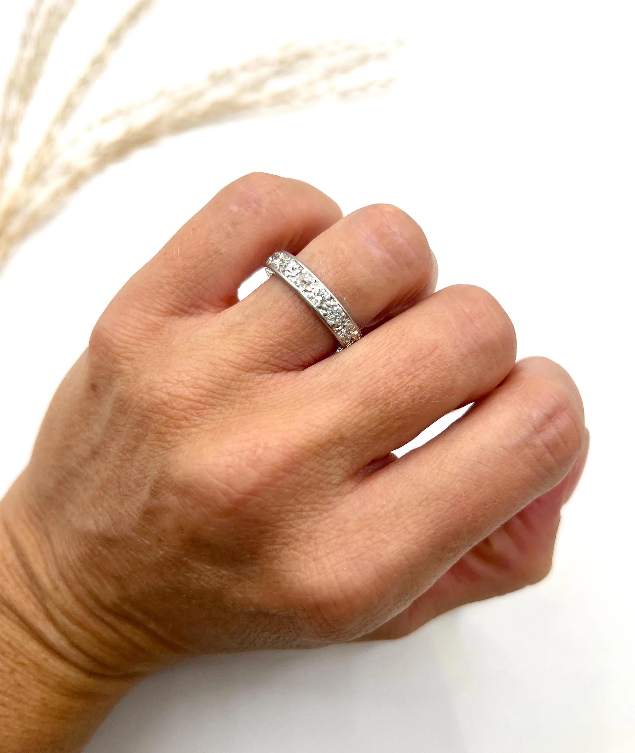 Antiker Ewigkeitsring 

Platin Französisch gestempelt

CIRCA 1920er Jahre

Dieser atemberaubende Ewigkeitsring aus Platin ist ein wahres Schmuckstück. Er ist vollständig mit schätzungsweise 1,40 Karat exquisiter französischer Diamanten besetzt, die