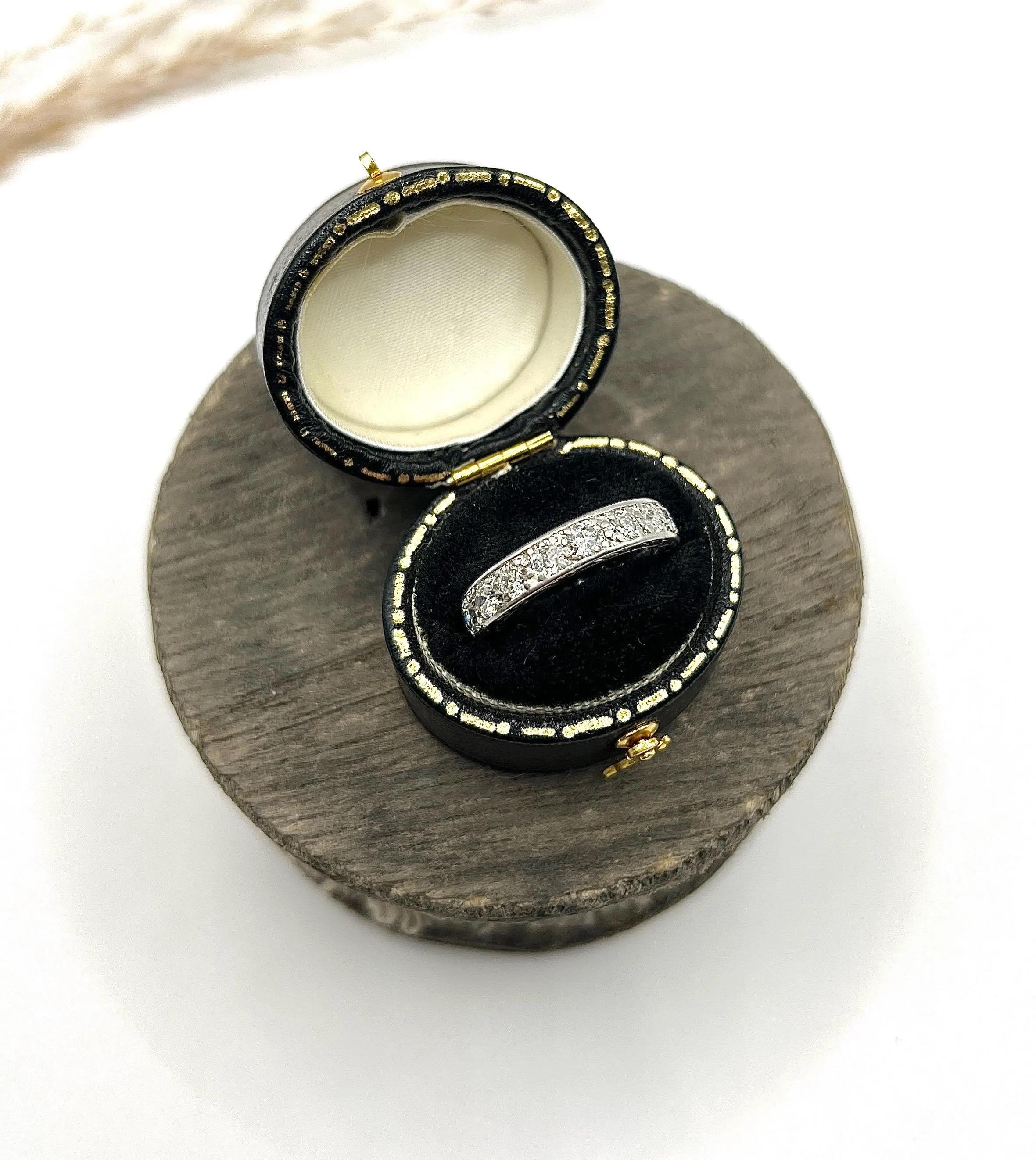 Antike 1920er Jahre Platin Französisch gestempelt, 1,40 Karat Diamant Full Eternity Ring im Angebot 2