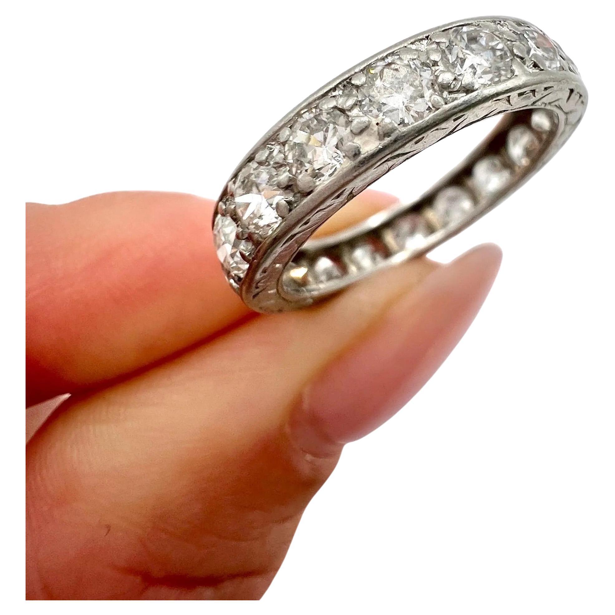 Antike 1920er Jahre Platin Französisch gestempelt, 1,40 Karat Diamant Full Eternity Ring im Angebot