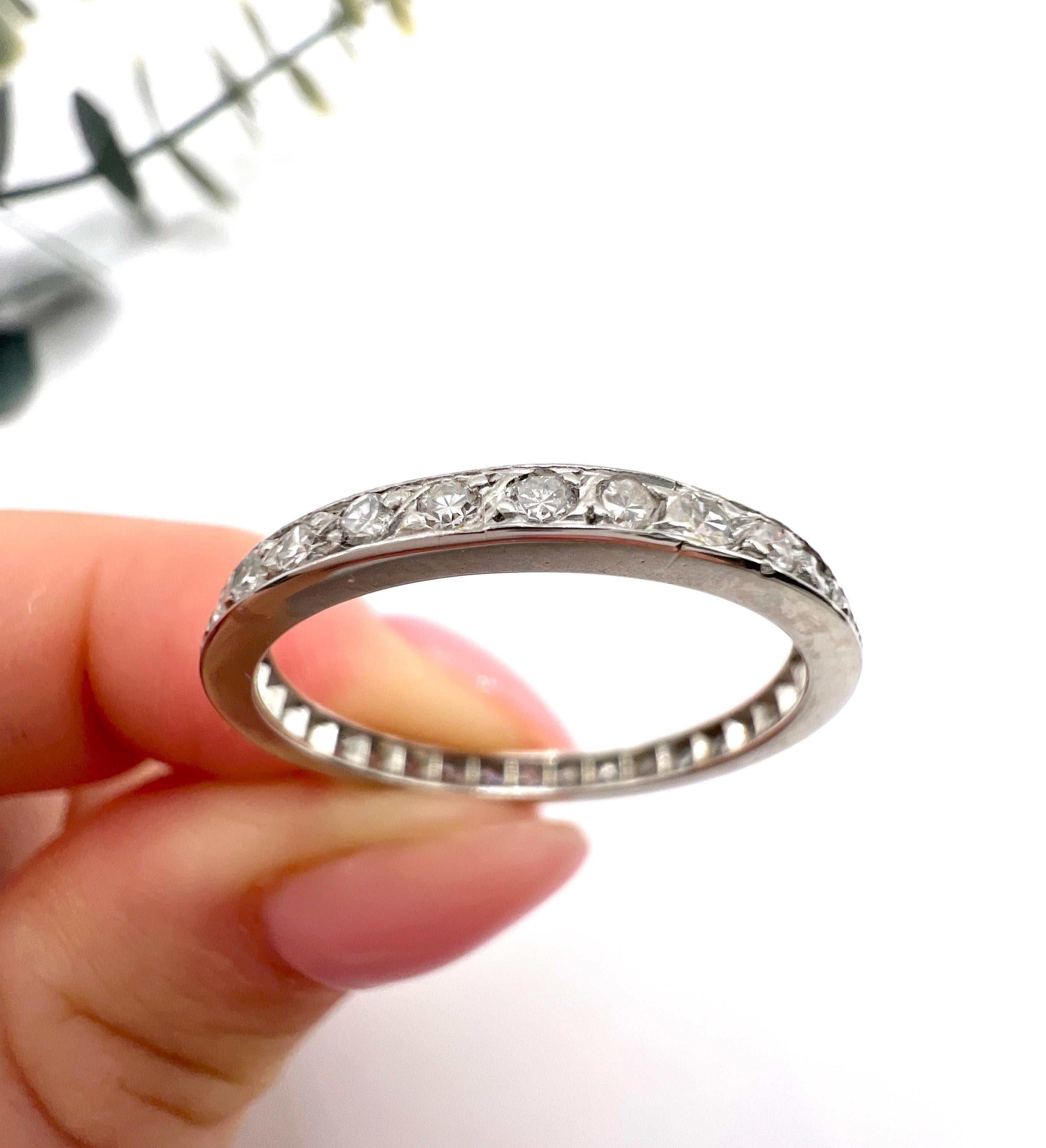 Antico anello a eternità in platino e diamanti degli anni '20 in vendita 5