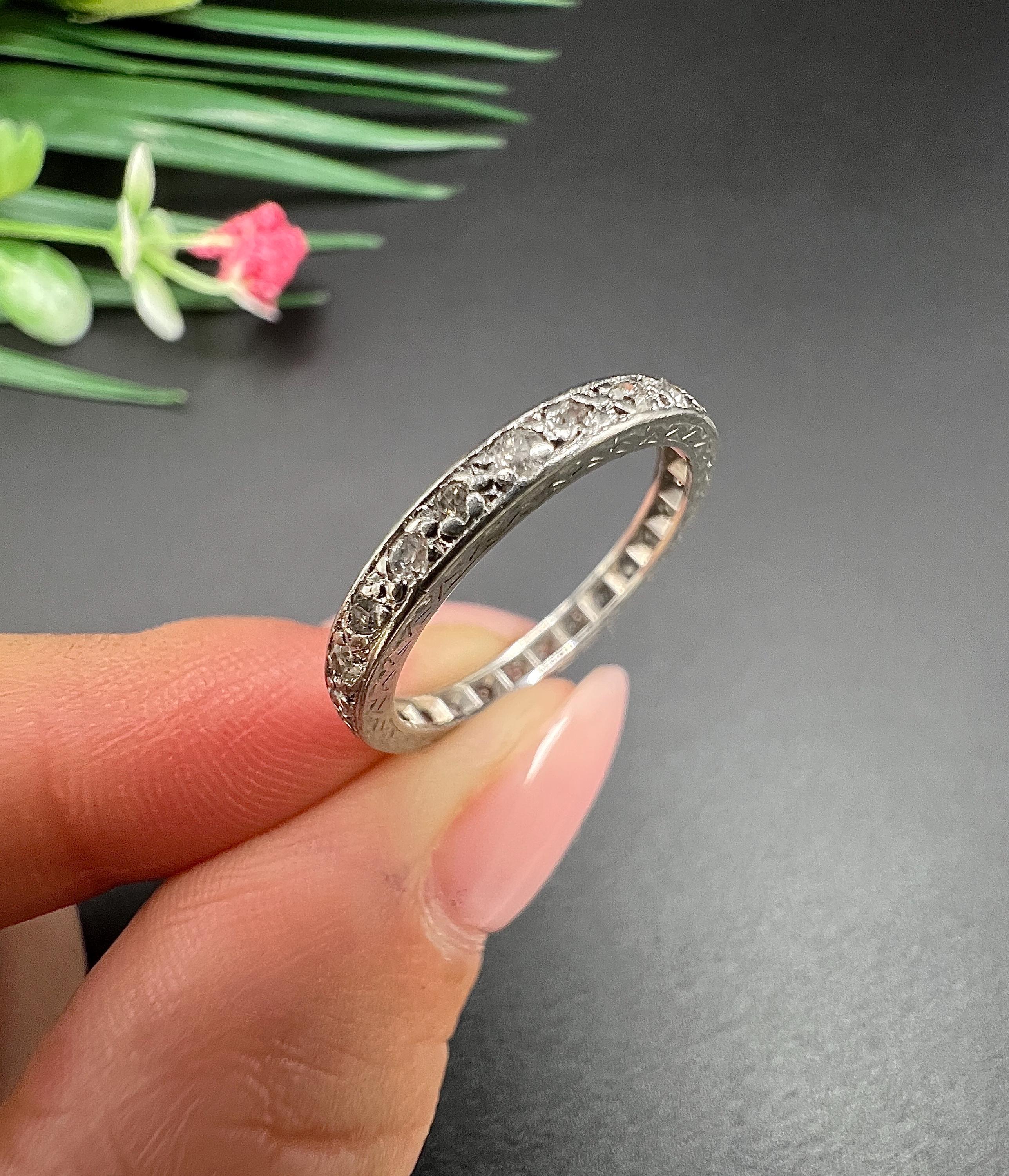 Antiker 1920er Platin, Volldiamant Ewigkeitsring im Angebot 6