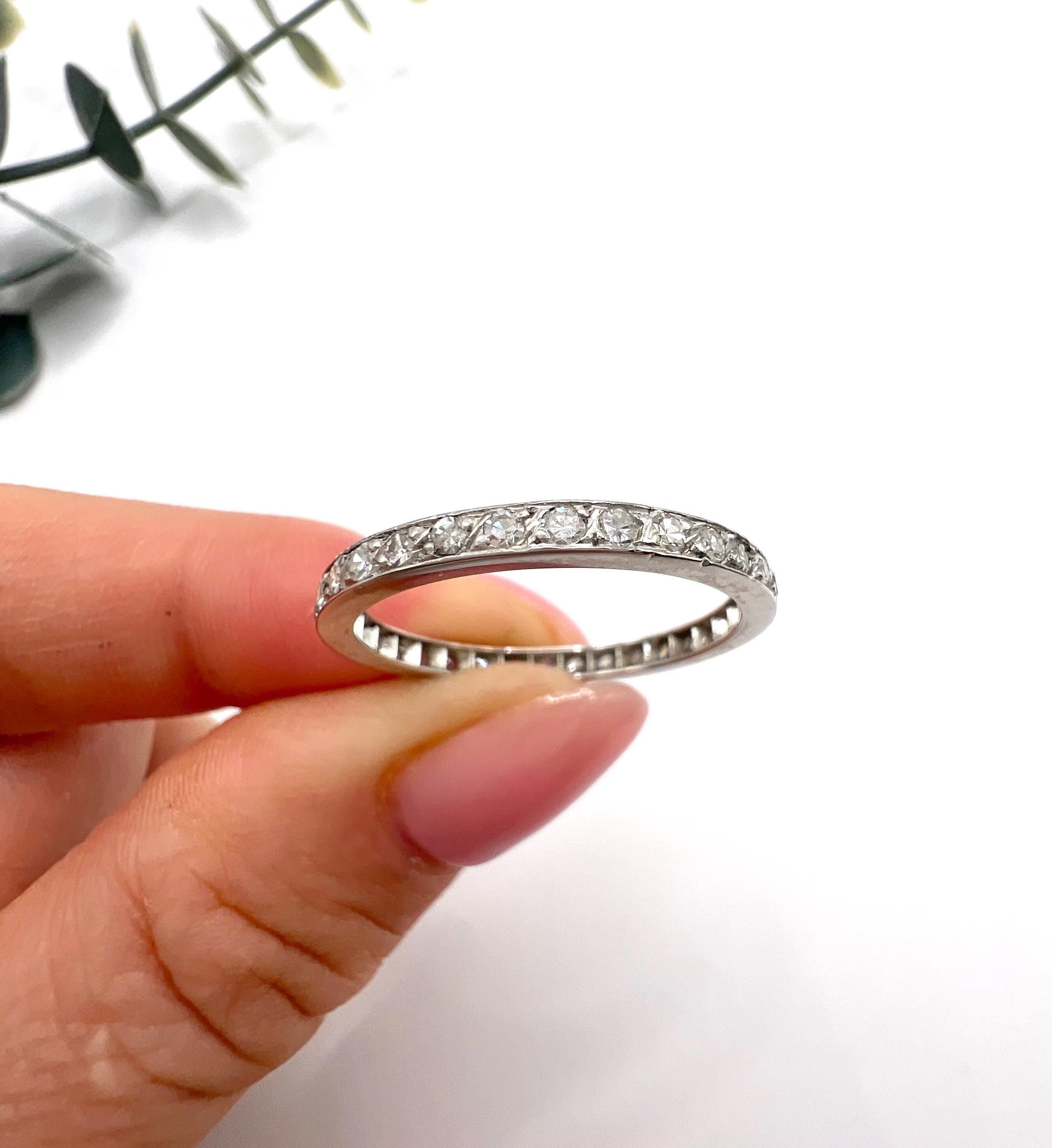 Antico anello a eternità in platino e diamanti degli anni '20 in vendita 6