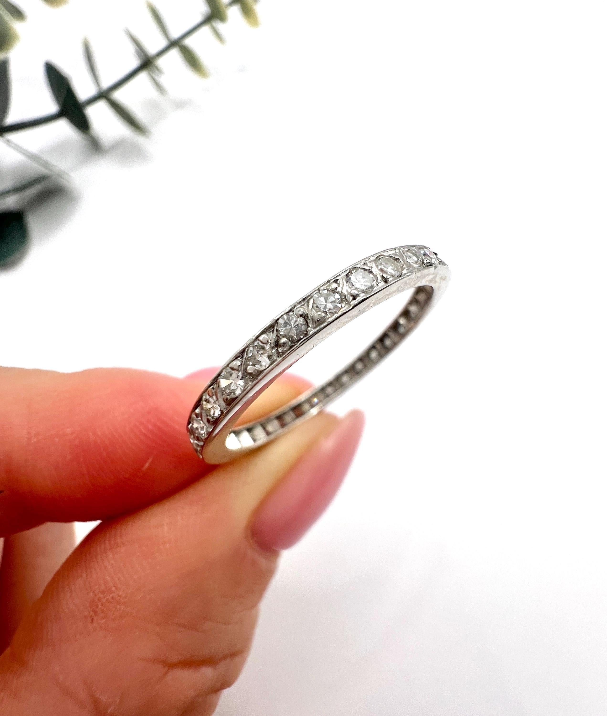 Antico anello a eternità in platino e diamanti degli anni '20 in vendita 7