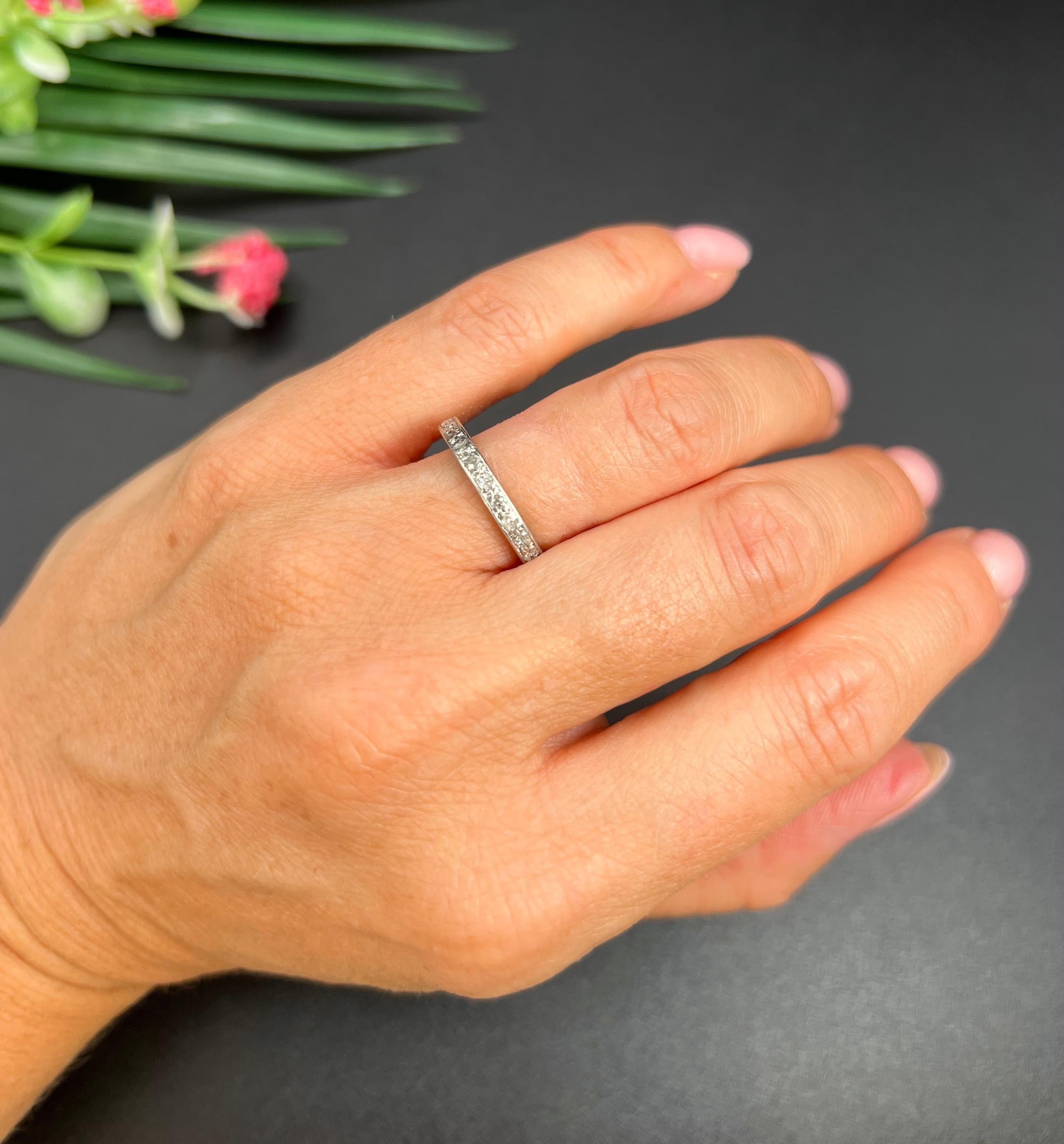 Antiker Ewigkeitsring 

Platin

CIRCA 1920er Jahre

Mit diesem exquisiten Ewigkeitsring aus Platin, der in den 1920er Jahren gefertigt wurde, gehen Sie auf Zeitreise. Dieser Ring ist vollständig mit schillernden natürlichen Diamanten besetzt, die