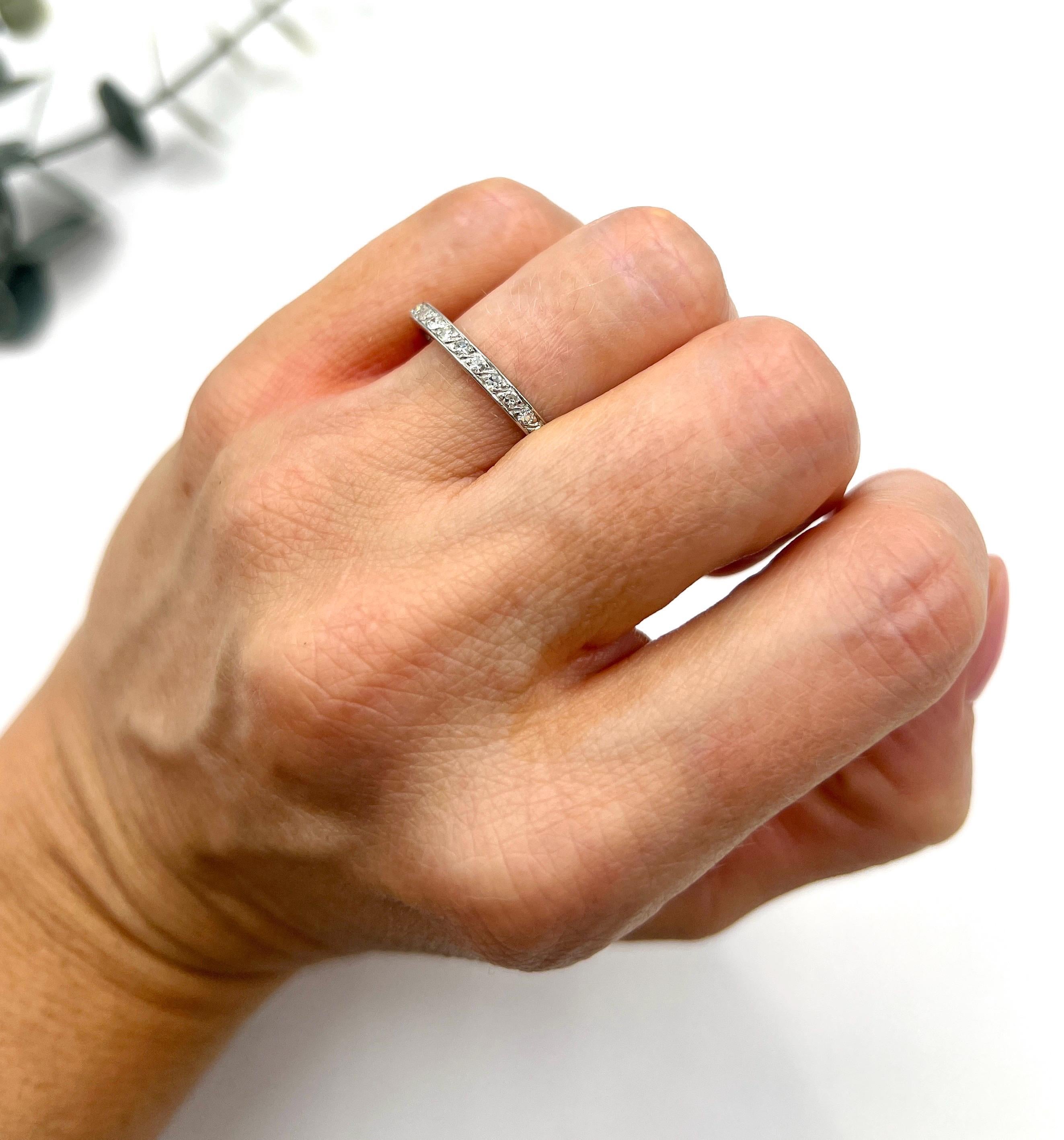 Anello Eternity antico 

Platino

Circa anni '1920

Prova l'eleganza di questo squisito anello di eternità in platino, abilmente realizzato negli anni Venti. È completamente incastonato con splendidi diamanti naturali che brillano a ogni movimento.