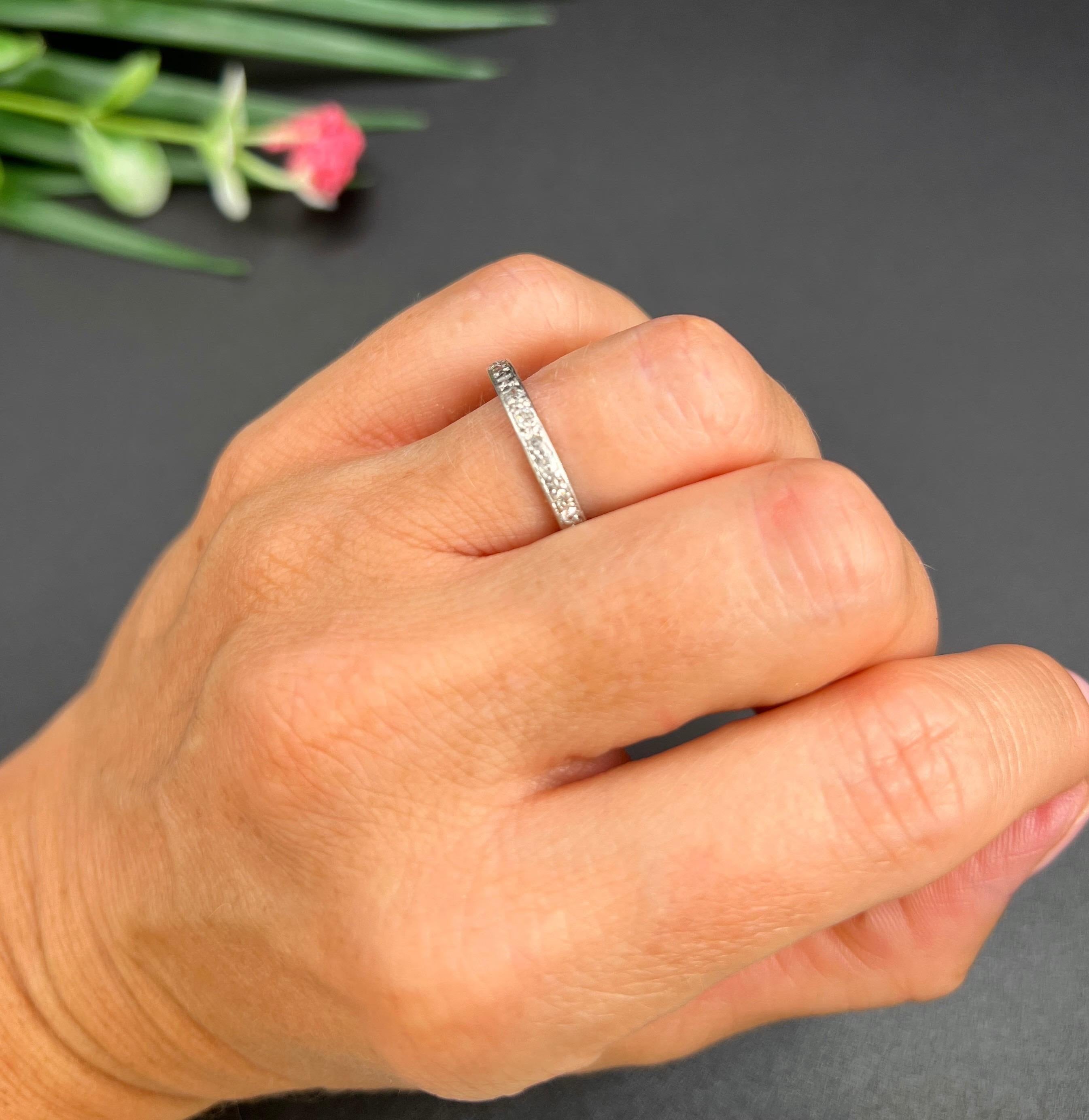 Antiker 1920er Platin, Volldiamant Ewigkeitsring (Alteuropäischer Schliff) im Angebot