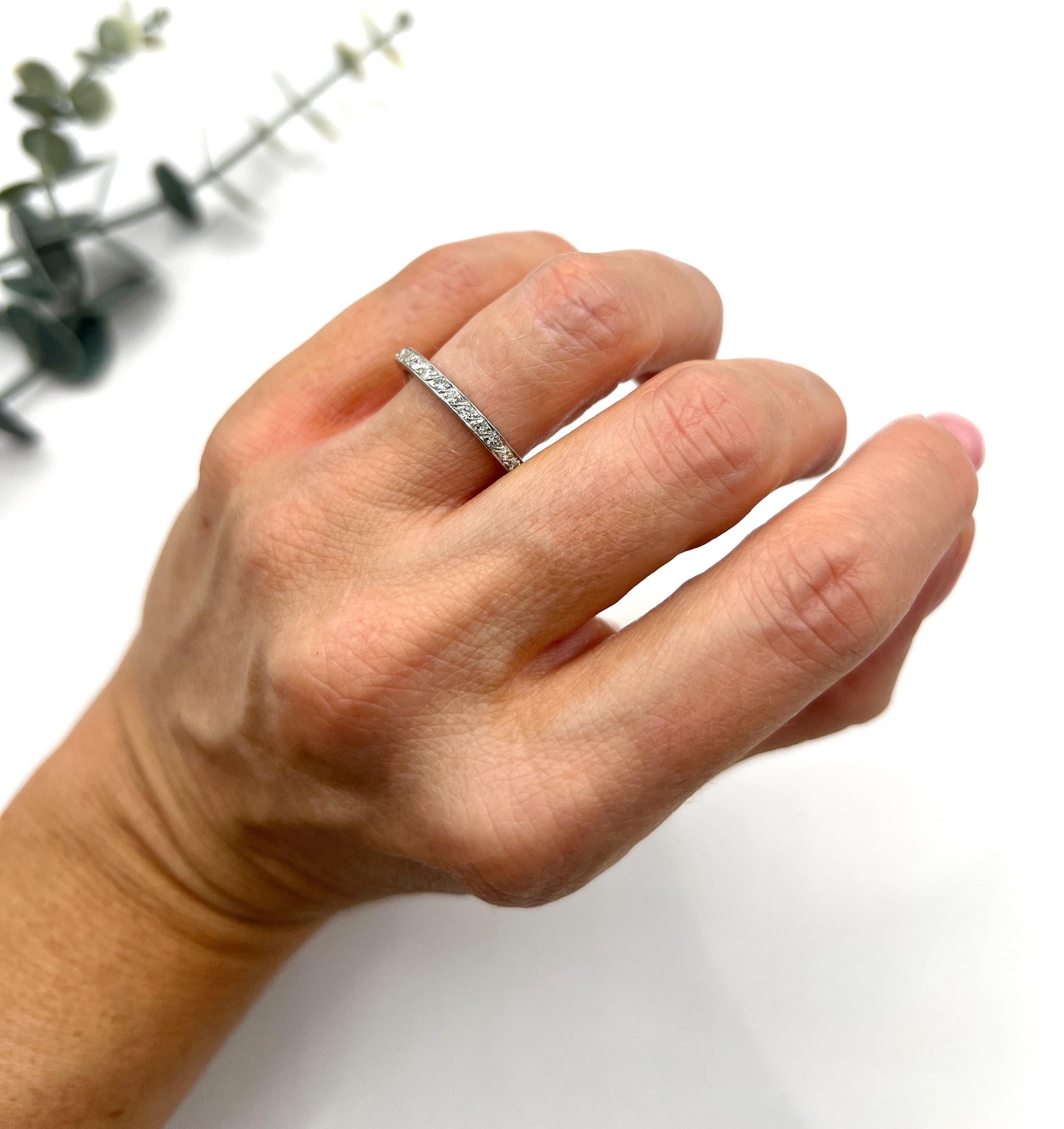 Taglio brillante Antico anello a eternità in platino e diamanti degli anni '20 in vendita