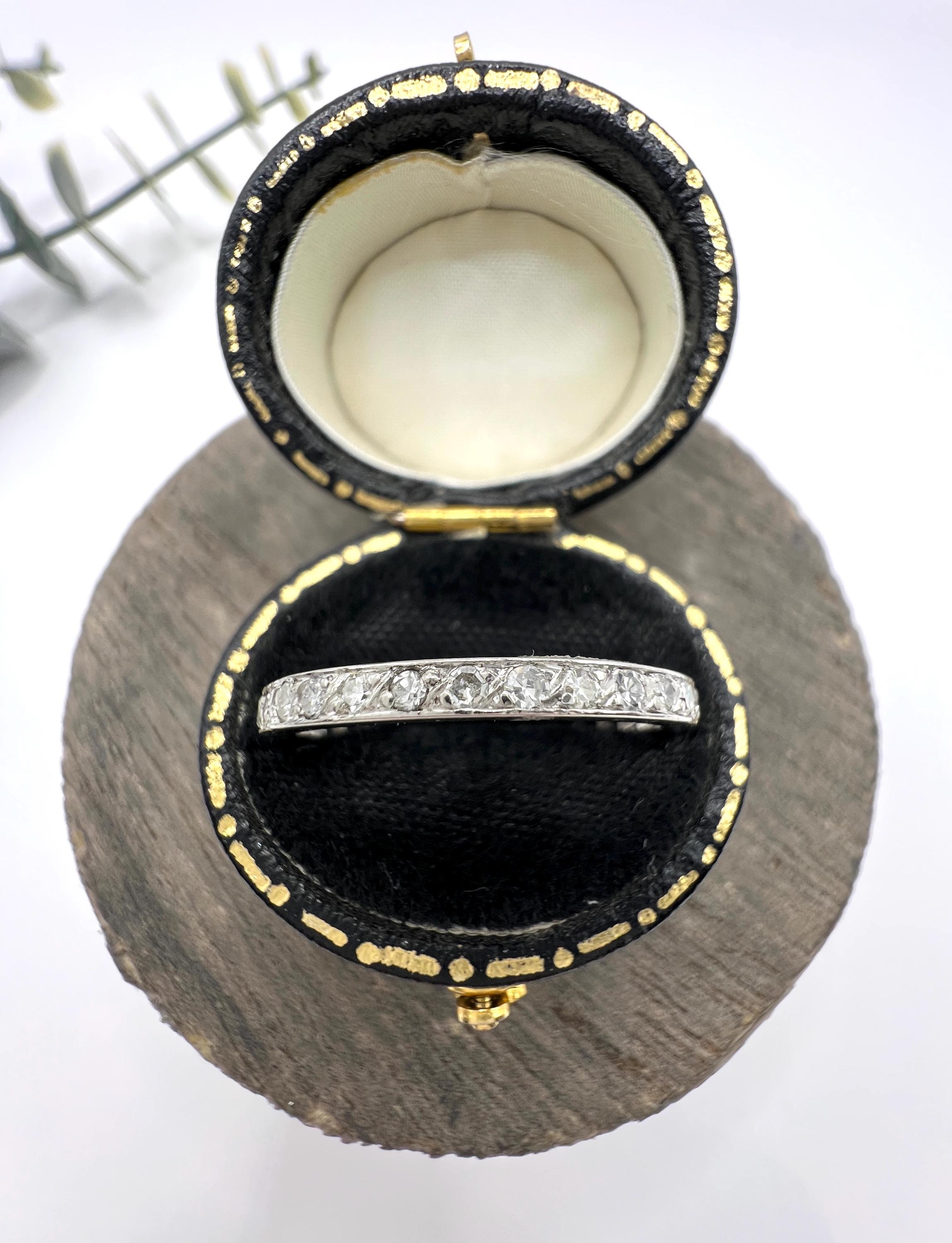 Antico anello a eternità in platino e diamanti degli anni '20 In condizioni buone in vendita a Brighton, GB