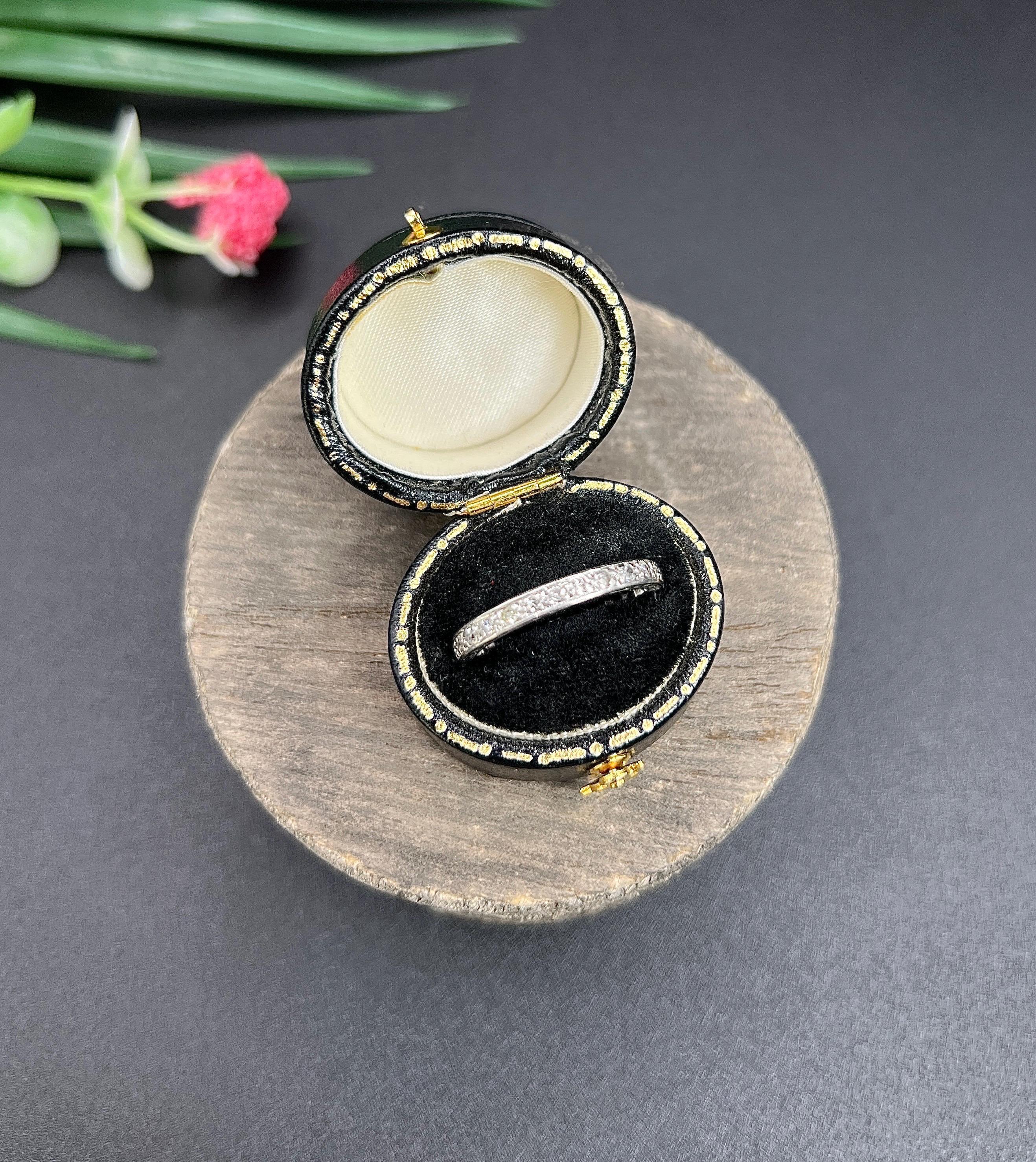 Antiker 1920er Platin, Volldiamant Ewigkeitsring für Damen oder Herren im Angebot