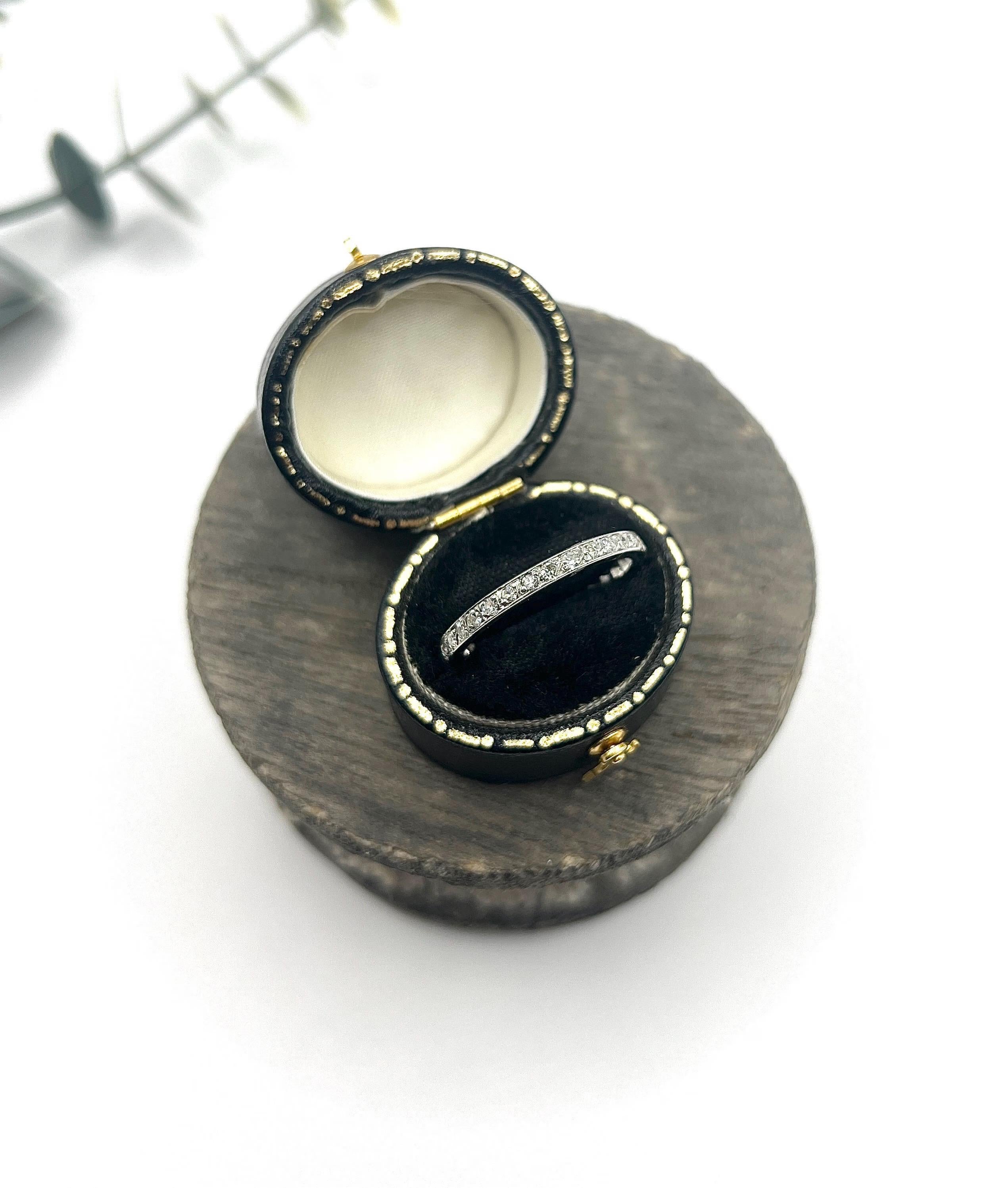 Antico anello a eternità in platino e diamanti degli anni '20 in vendita 1