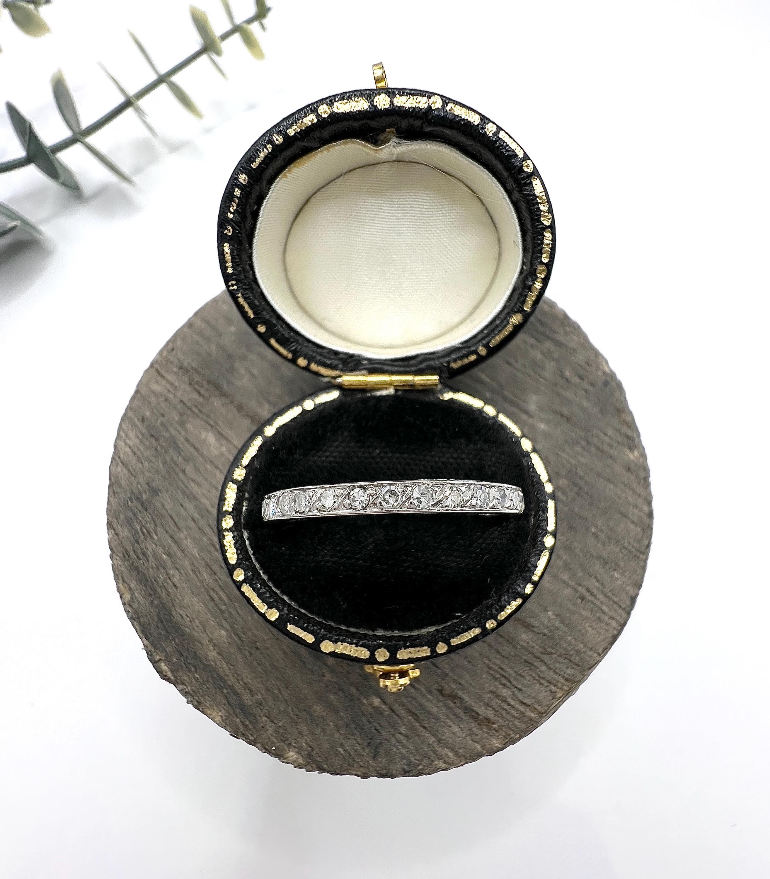 Antico anello a eternità in platino e diamanti degli anni '20 in vendita 2