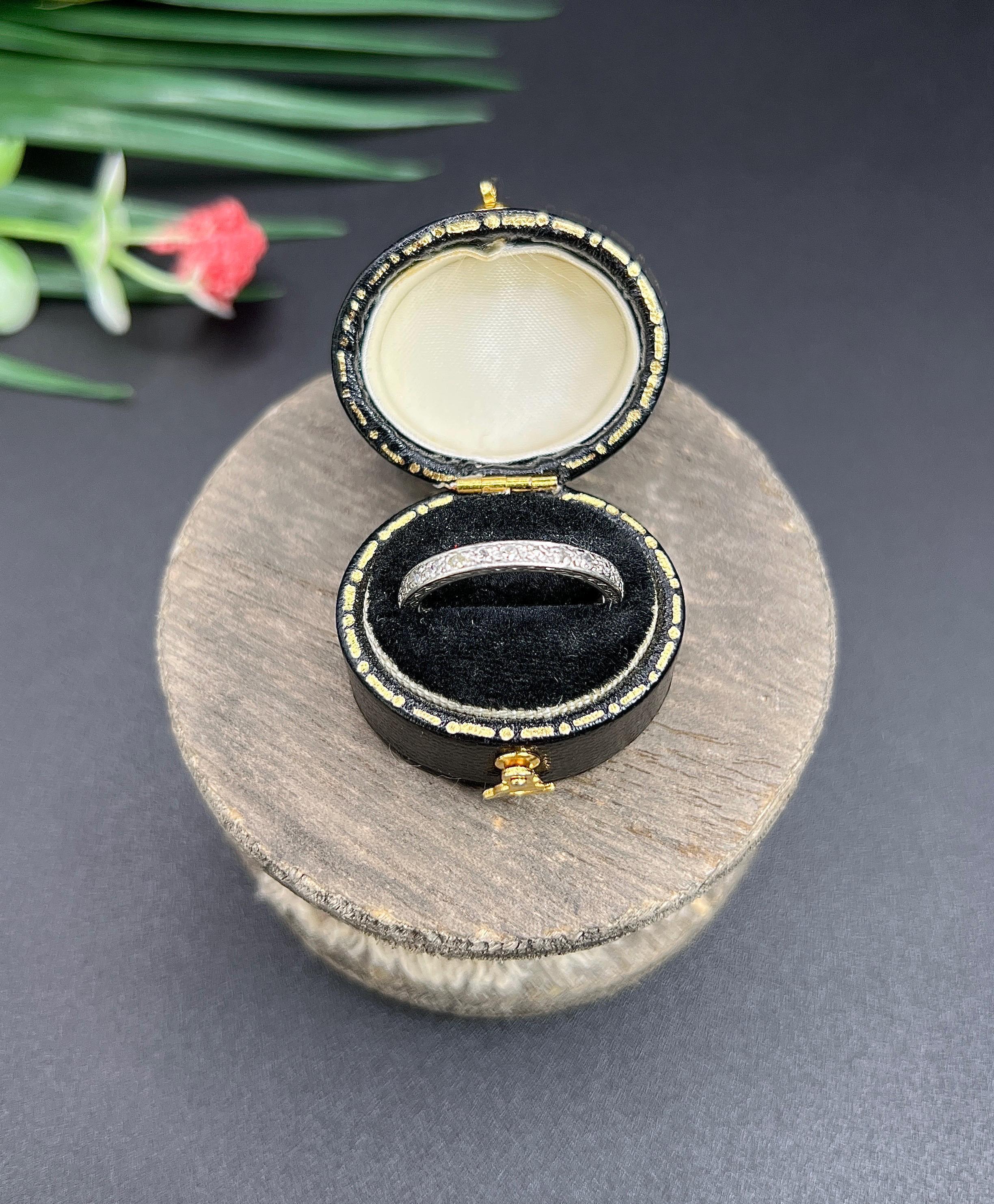 Antiker 1920er Platin, Volldiamant Ewigkeitsring im Angebot 3