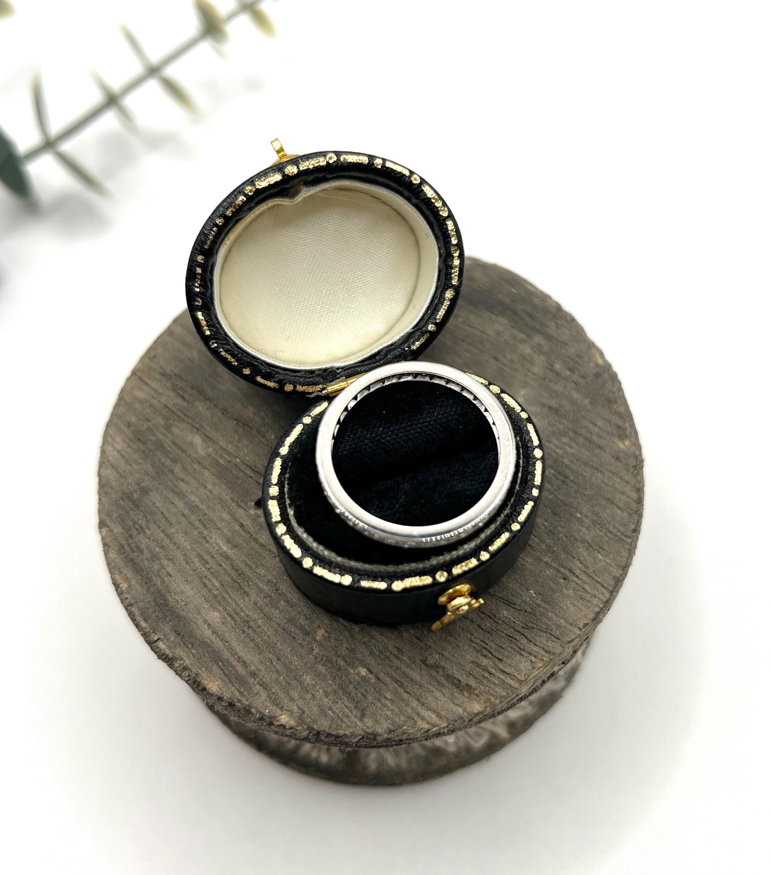 Antico anello a eternità in platino e diamanti degli anni '20 in vendita 3