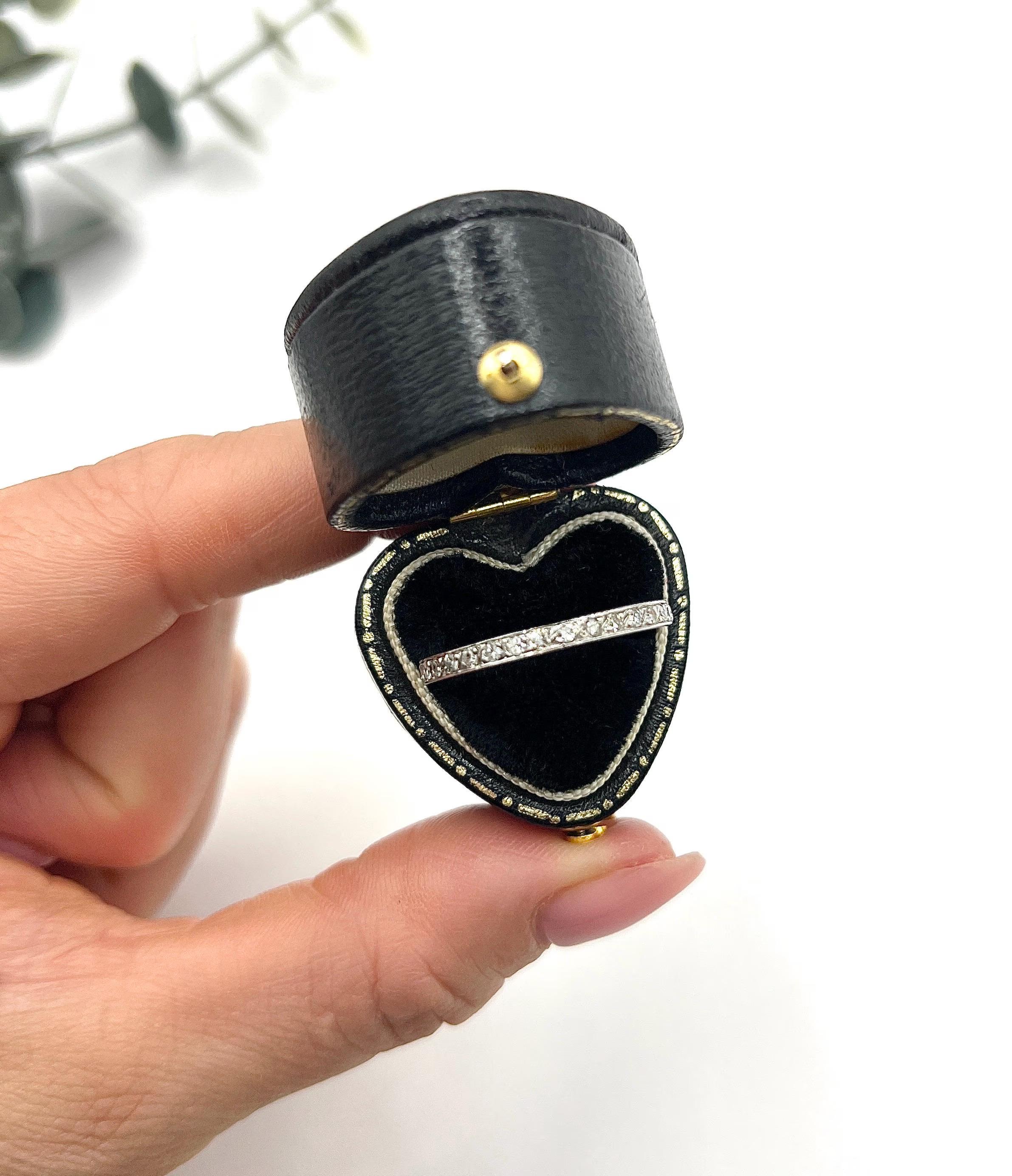 Antico anello a eternità in platino e diamanti degli anni '20 in vendita 4