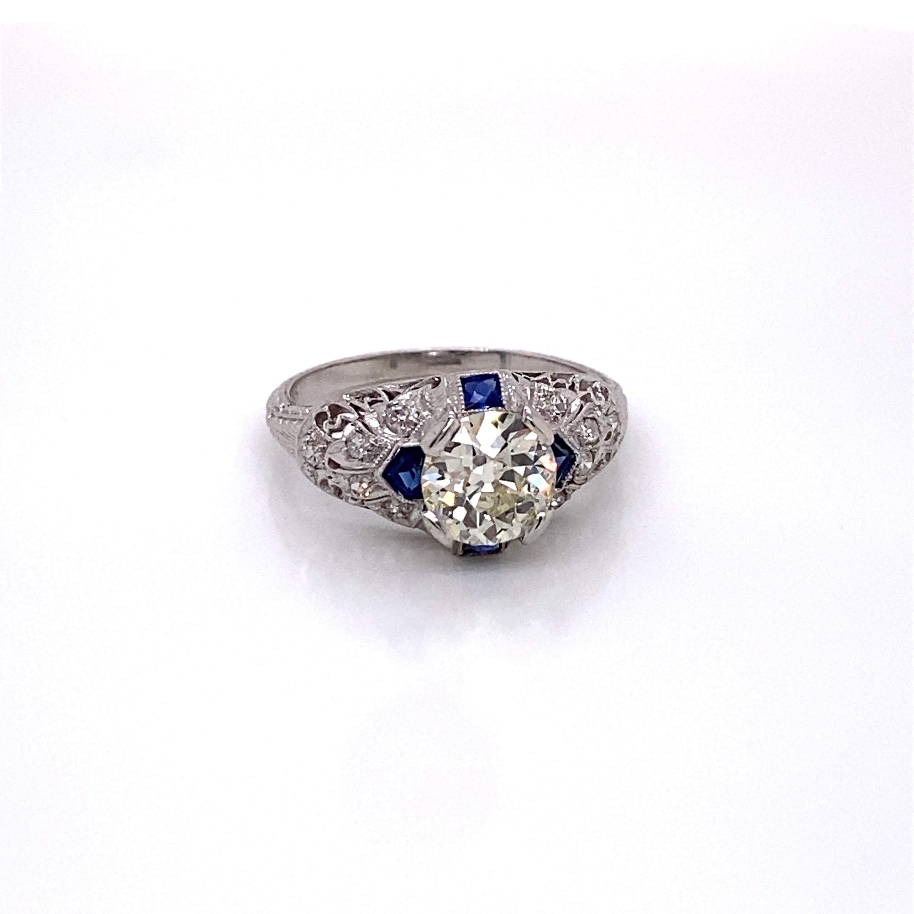 Antique 1920s Old European Cut Diamond Platinum Ring - dann Zentrum Diamant wiegt 1,45 und ist M Farbe und VS1 Klarheit. Zwei quadratische Saphire im französischen Schliff und zwei Schildsaphire im französischen Schliff sind in der