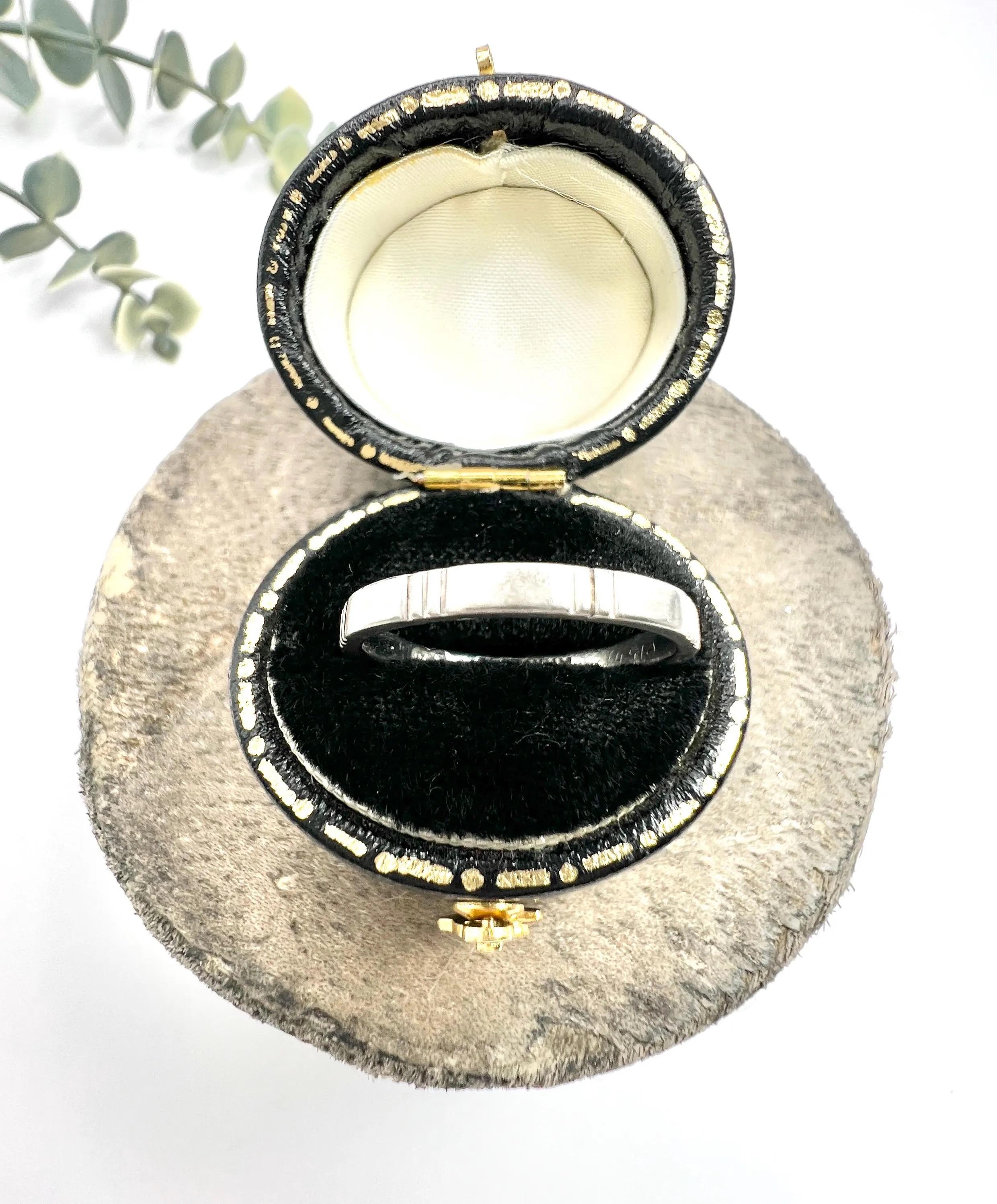 Women's or Men's Antique 1920s, Platinum Stamped Band Ring, Wedding Band For Sale