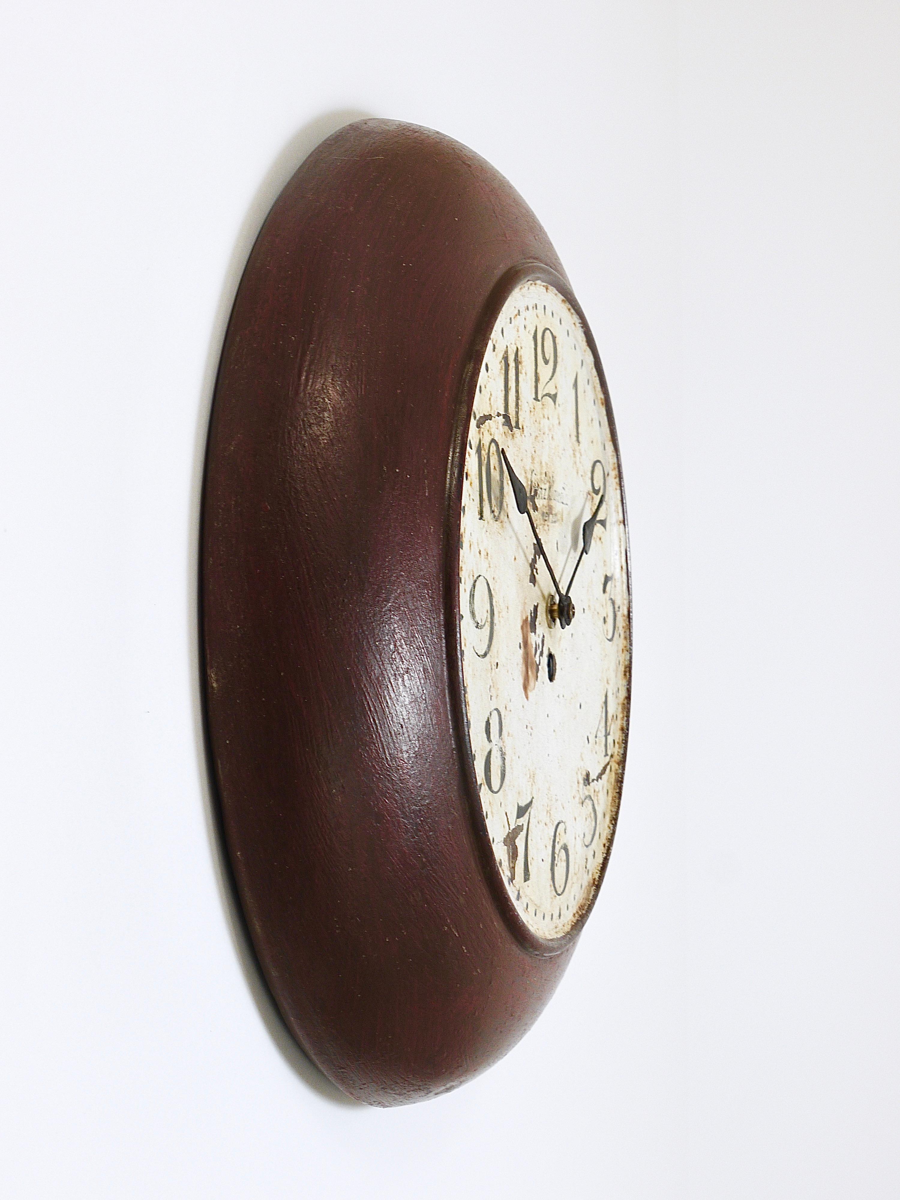 Eine antike Wanduhr mit einem Durchmesser von 14,5 Zoll aus den 1920er Jahren, hergestellt vom Uhrmacher Franz Klameth, Wien, Österreich. Solche Uhren wurden ursprünglich in öffentlichen Ämtern, Fabriken oder Bahnhöfen verwendet. Aus Metall mit