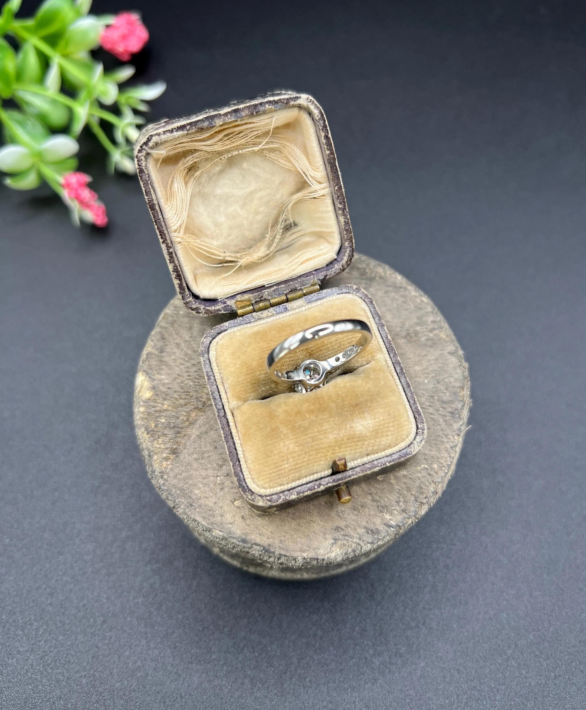 Antique, 1920 Round 1.38 Carat Diamond Single Stone set in New Platinum Mount en vente 5