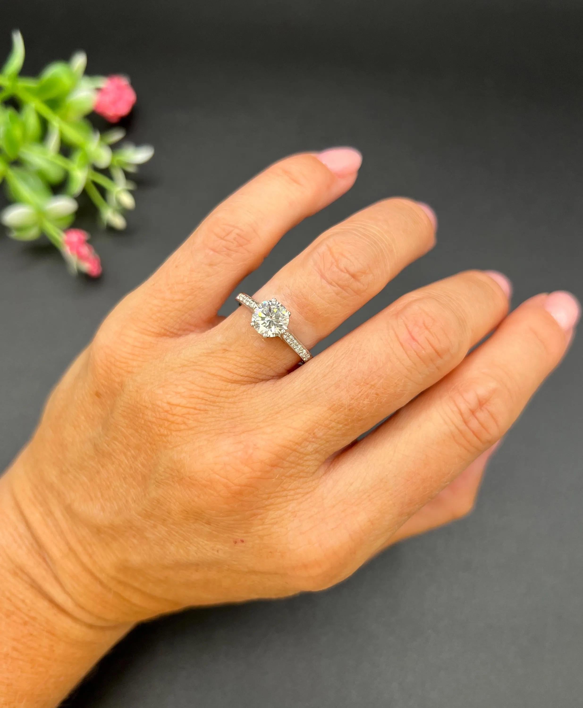 Taille brillant Antique, 1920 Round 1.38 Carat Diamond Single Stone set in New Platinum Mount en vente