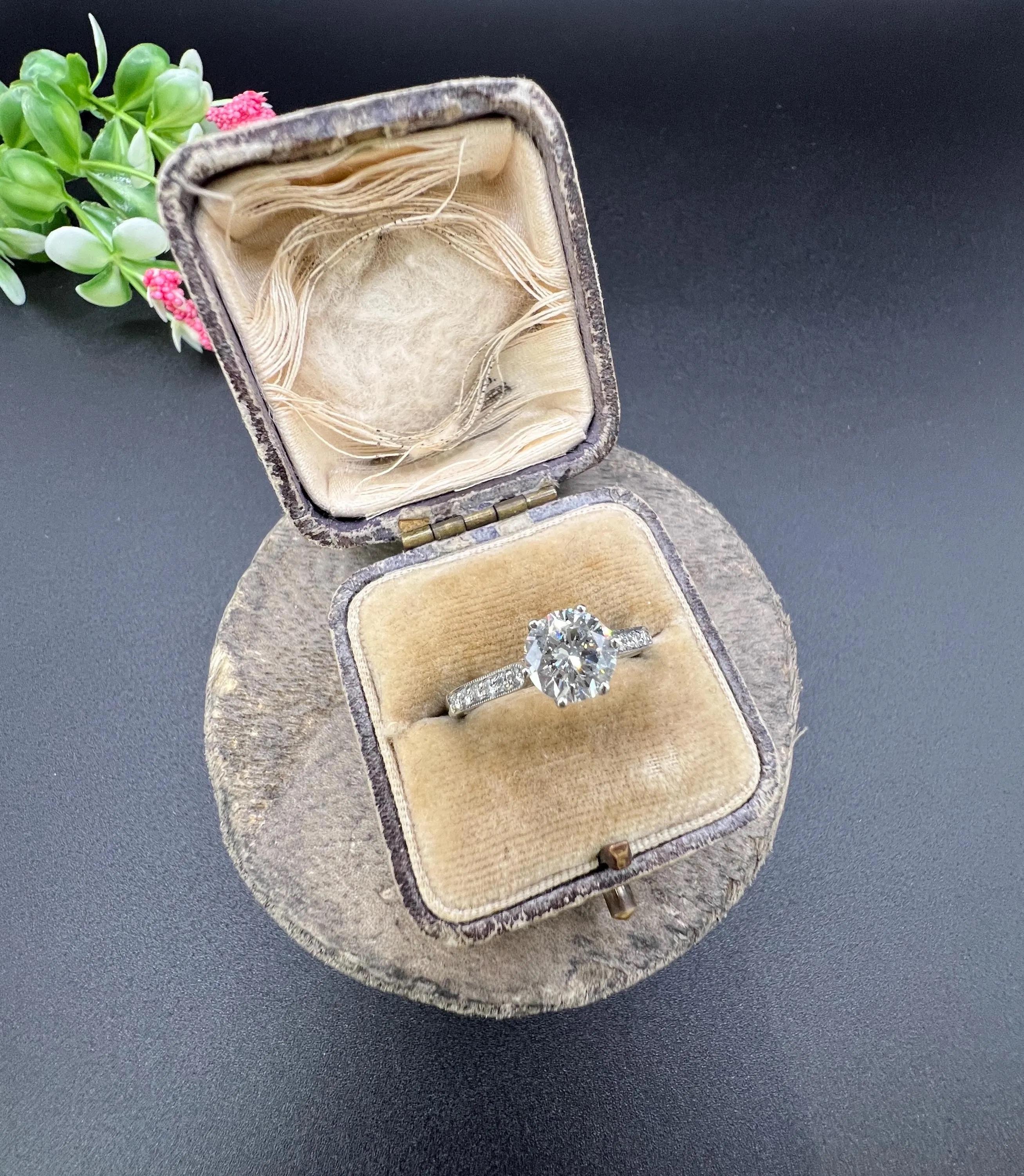Antique, 1920 Round 1.38 Carat Diamond Single Stone set in New Platinum Mount Unisexe en vente