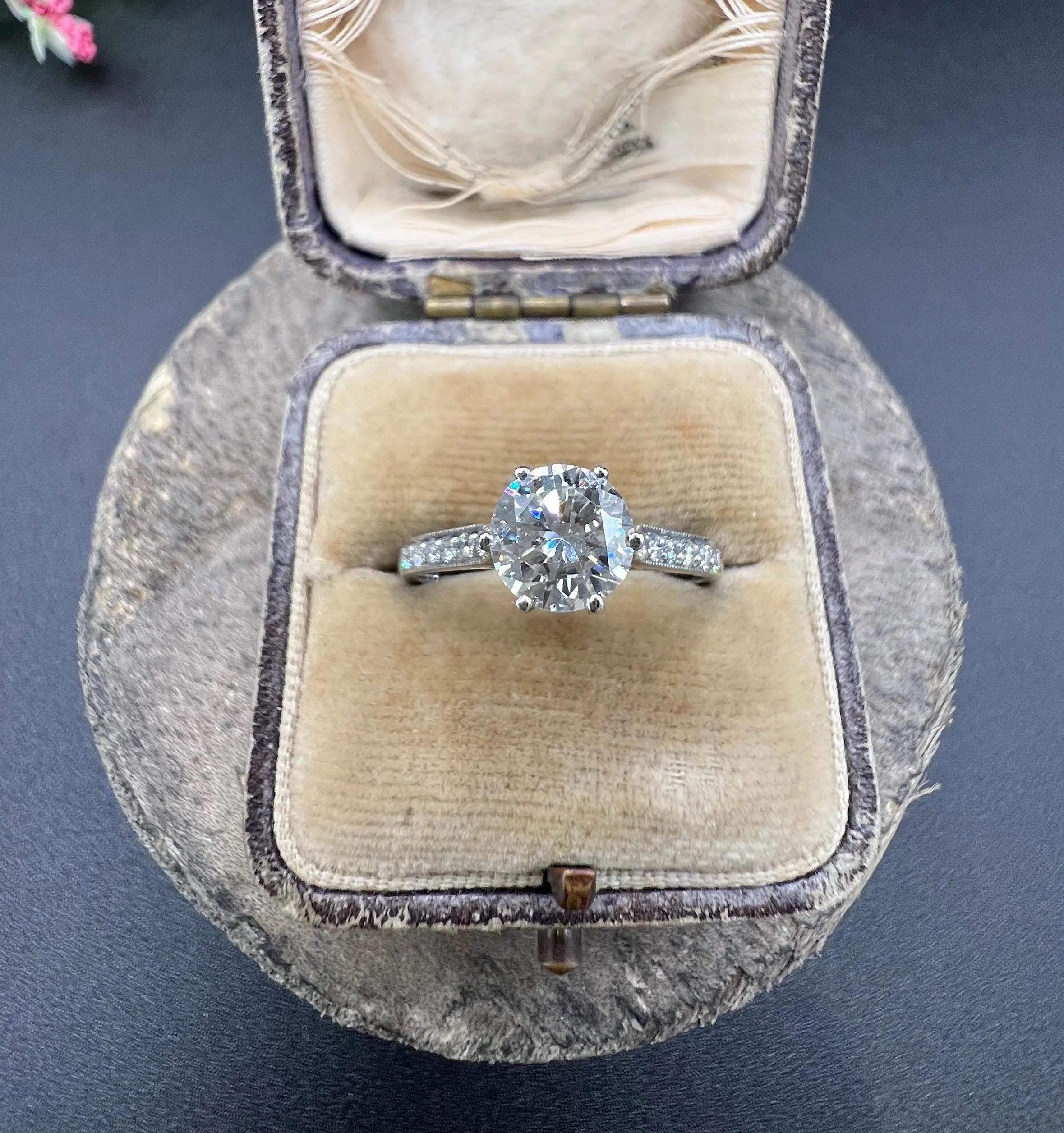 Antique, 1920 Round 1.38 Carat Diamond Single Stone set in New Platinum Mount en vente 4