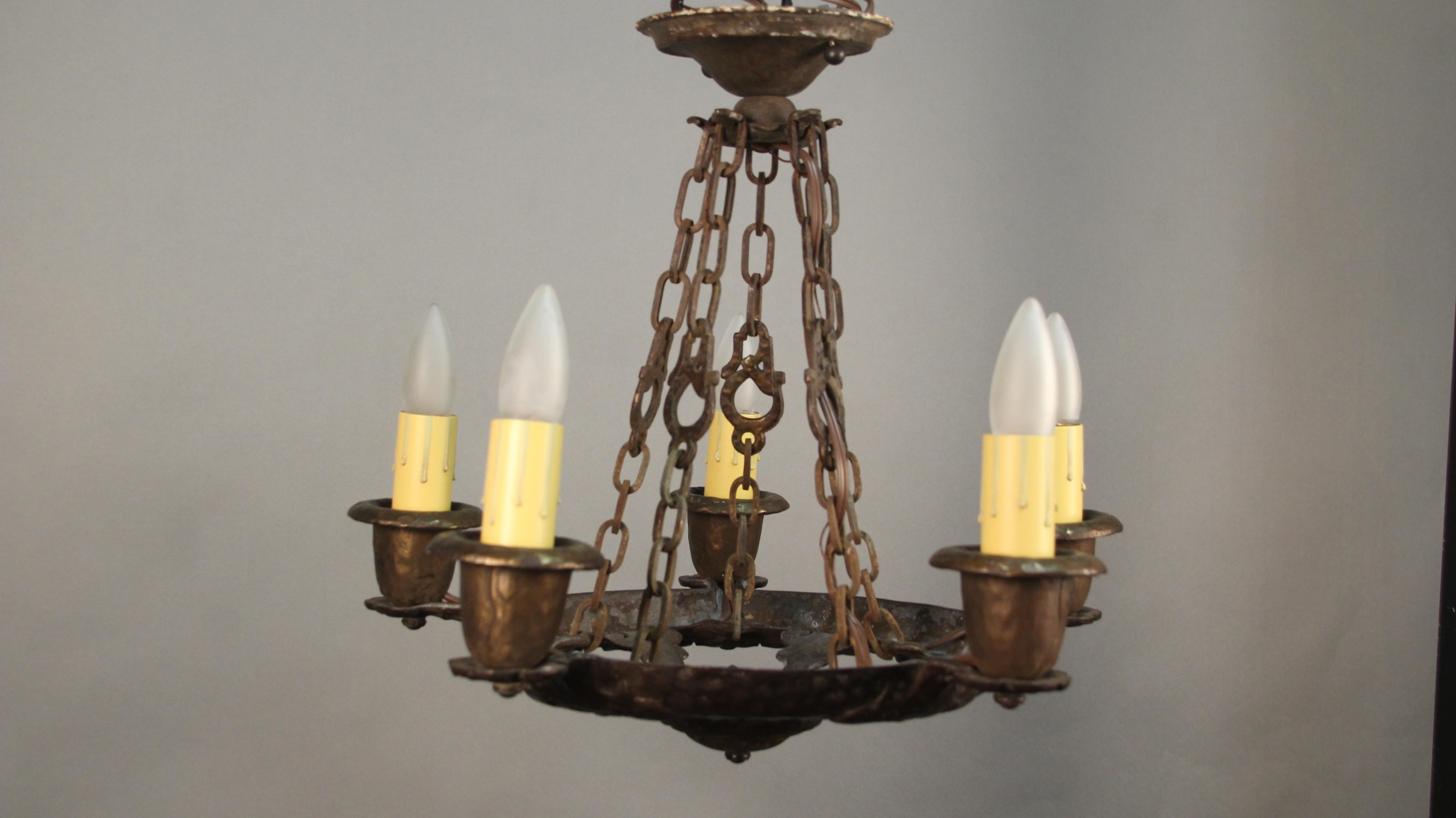 Antique 1920s Spanish Revival Tudor Style 5-Light Chandelier (Spanisch Kolonial)