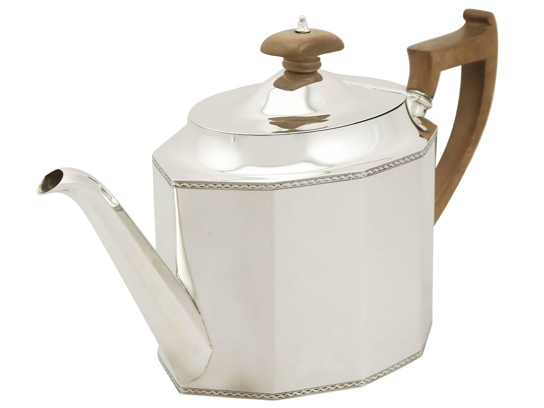Antique 1920s Sterling Silver Teapot by Thomas Bradbury & Sons Ltd In Excellent Condition In Jesmond, Newcastle Upon Tyne