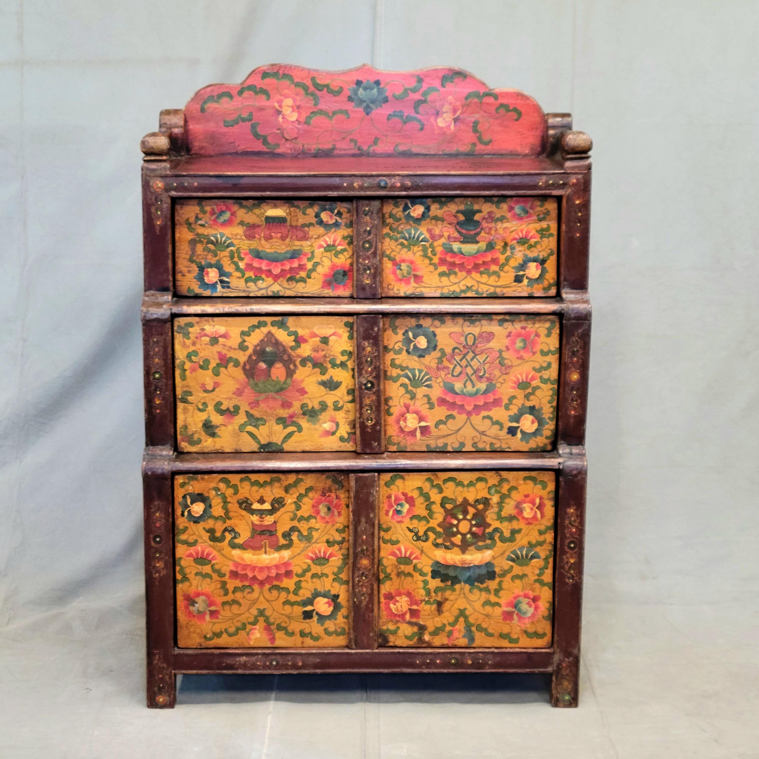Un bellissimo mobile da altare tibetano antico, unico per la sua forma a tre gradini. In origine veniva utilizzato per conservare abiti, utensili e pergamene in un monastero tibetano. La forma a gradini avrebbe permesso a questo mobile di essere