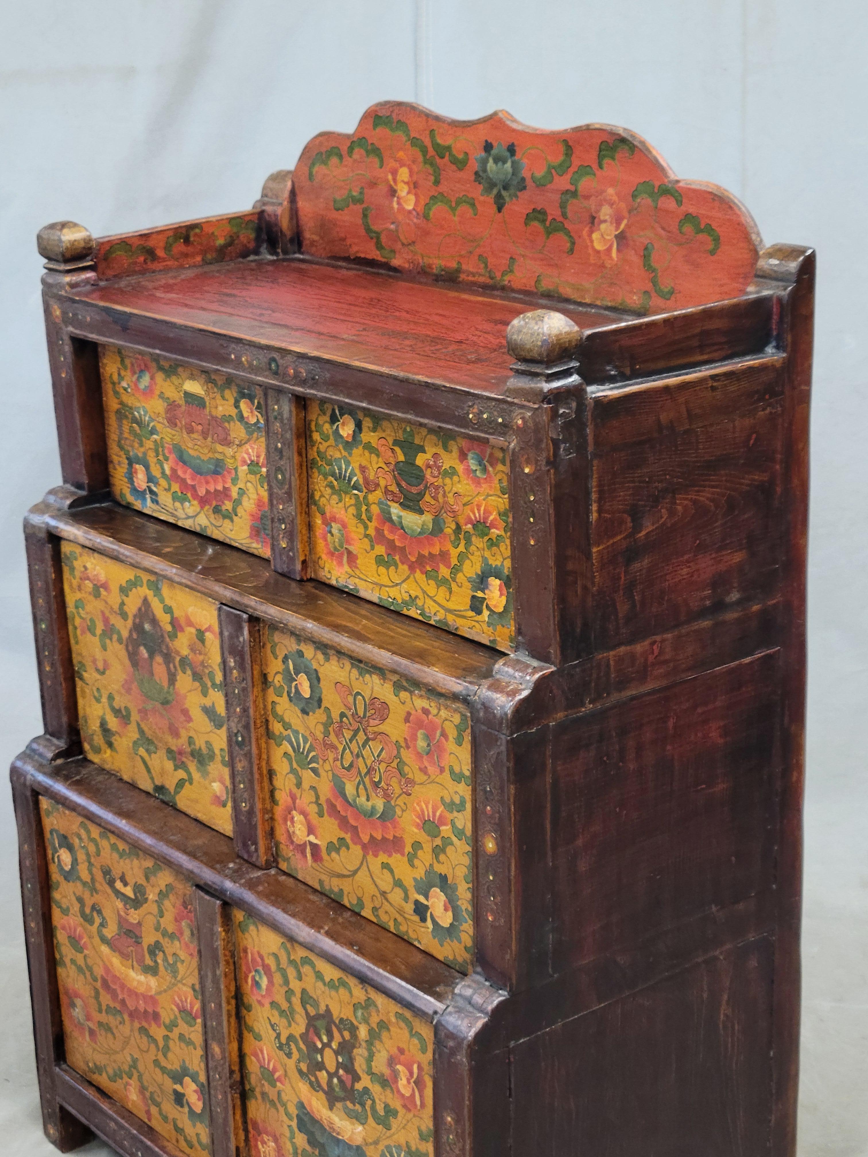 Tibetano Antico mobile da altare tibetano a gradini del 1920 in vendita
