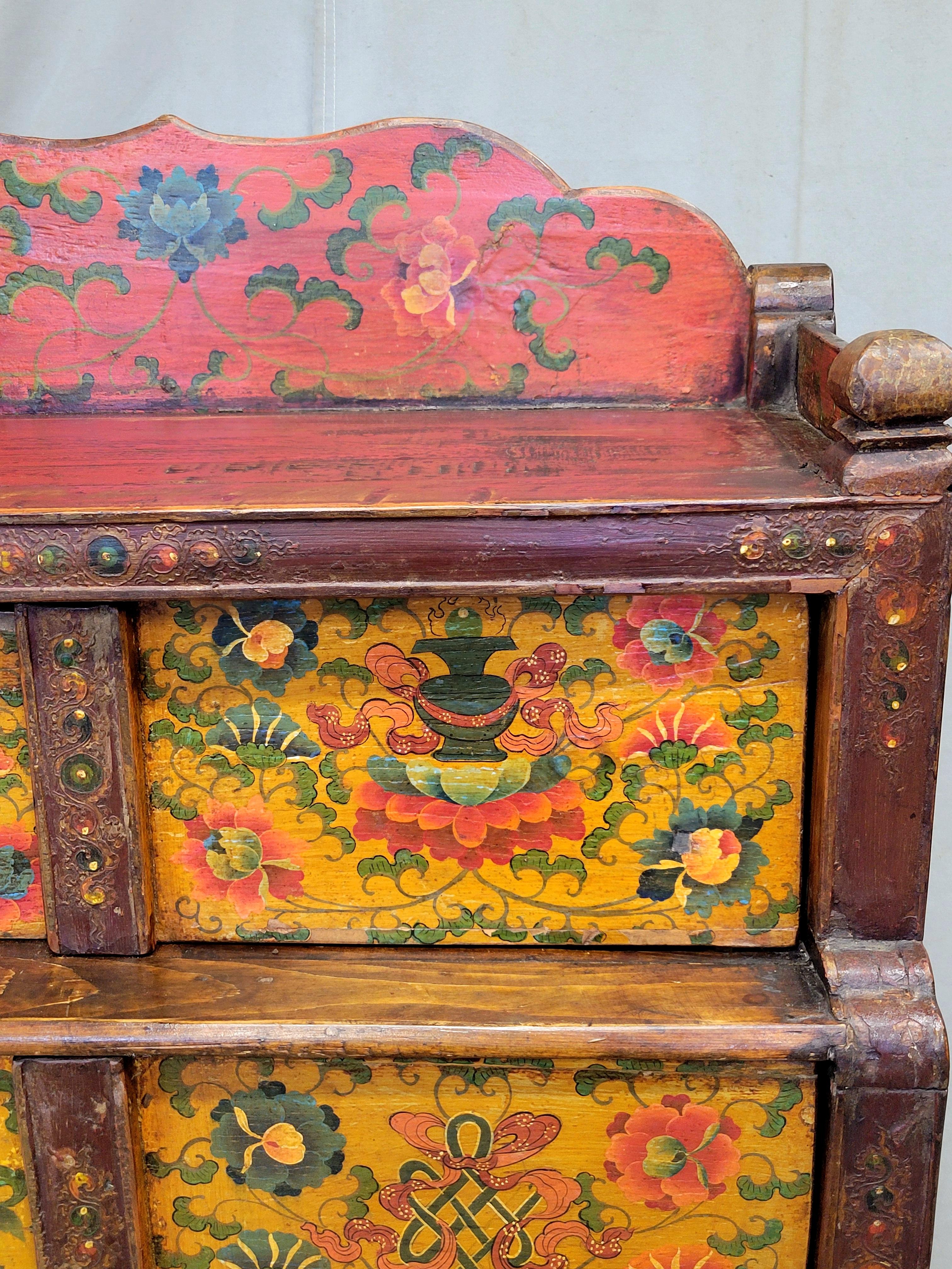 Fatto a mano Antico mobile da altare tibetano a gradini del 1920 in vendita