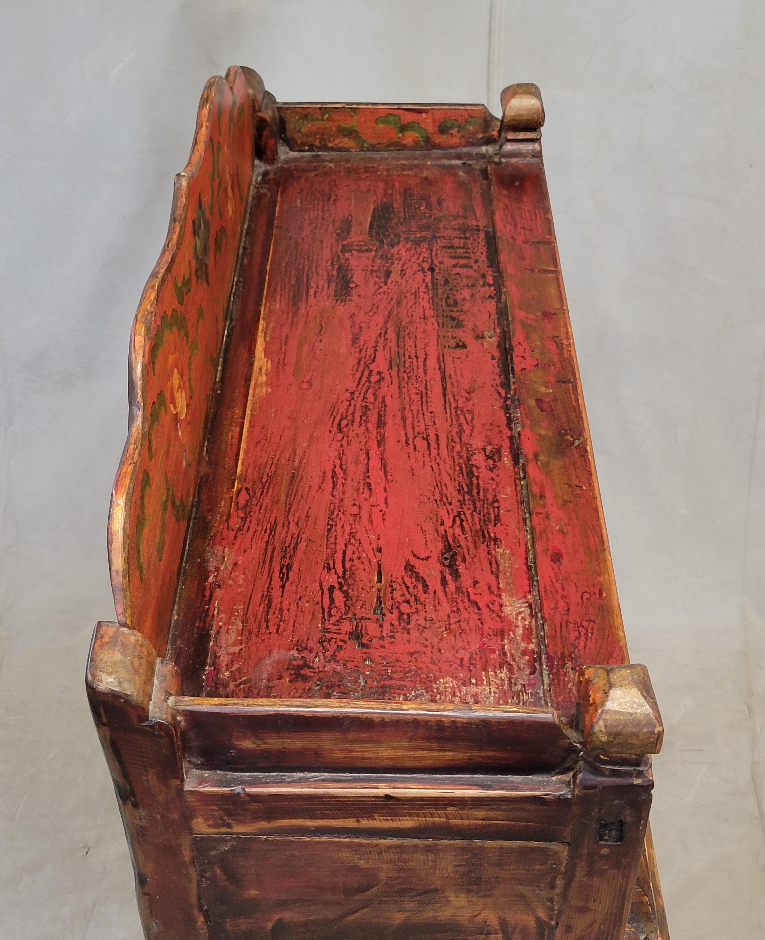 Pino Antico mobile da altare tibetano a gradini del 1920 in vendita