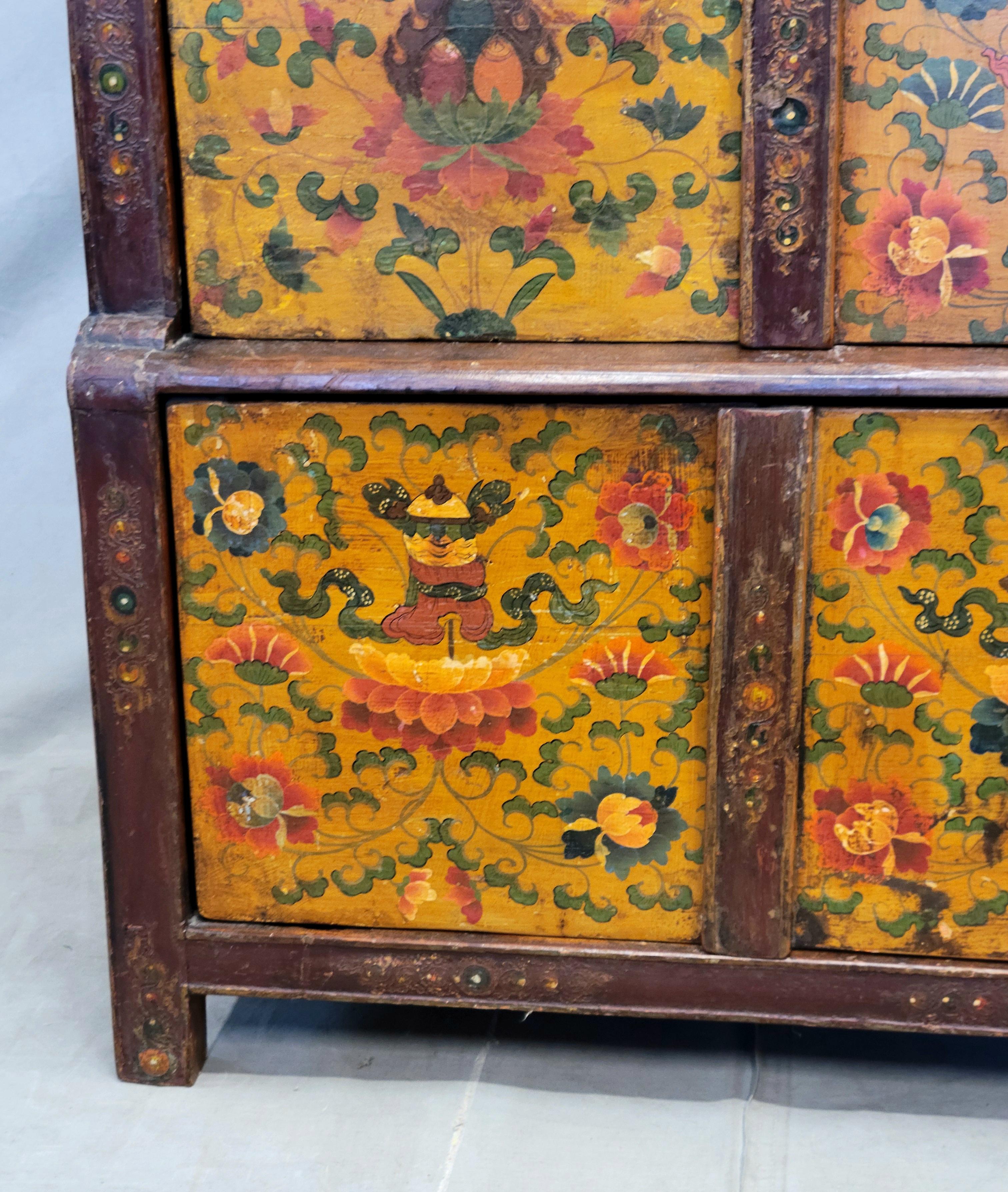 Antico mobile da altare tibetano a gradini del 1920 in vendita 1