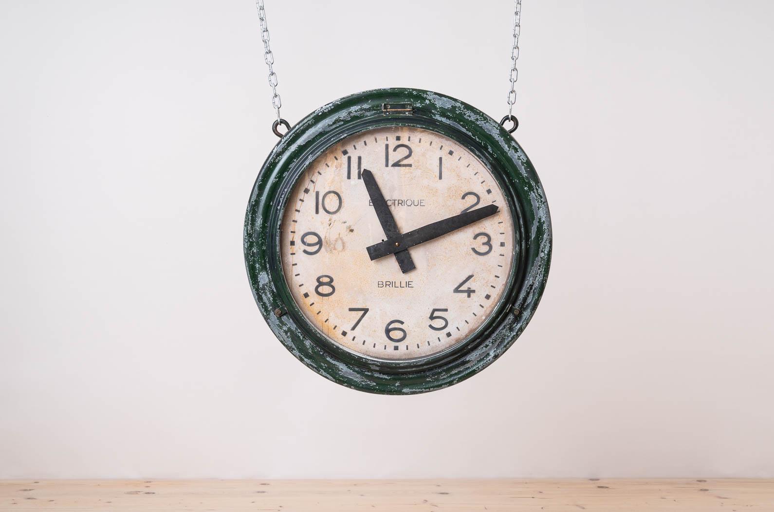 Questo antico orologio da parete di 66 cm di diametro proviene dalla Francia ed è stato realizzato intorno agli anni '20 da Brillie. Orologi come questi venivano originariamente utilizzati negli uffici pubblici, nelle fabbriche o nelle stazioni