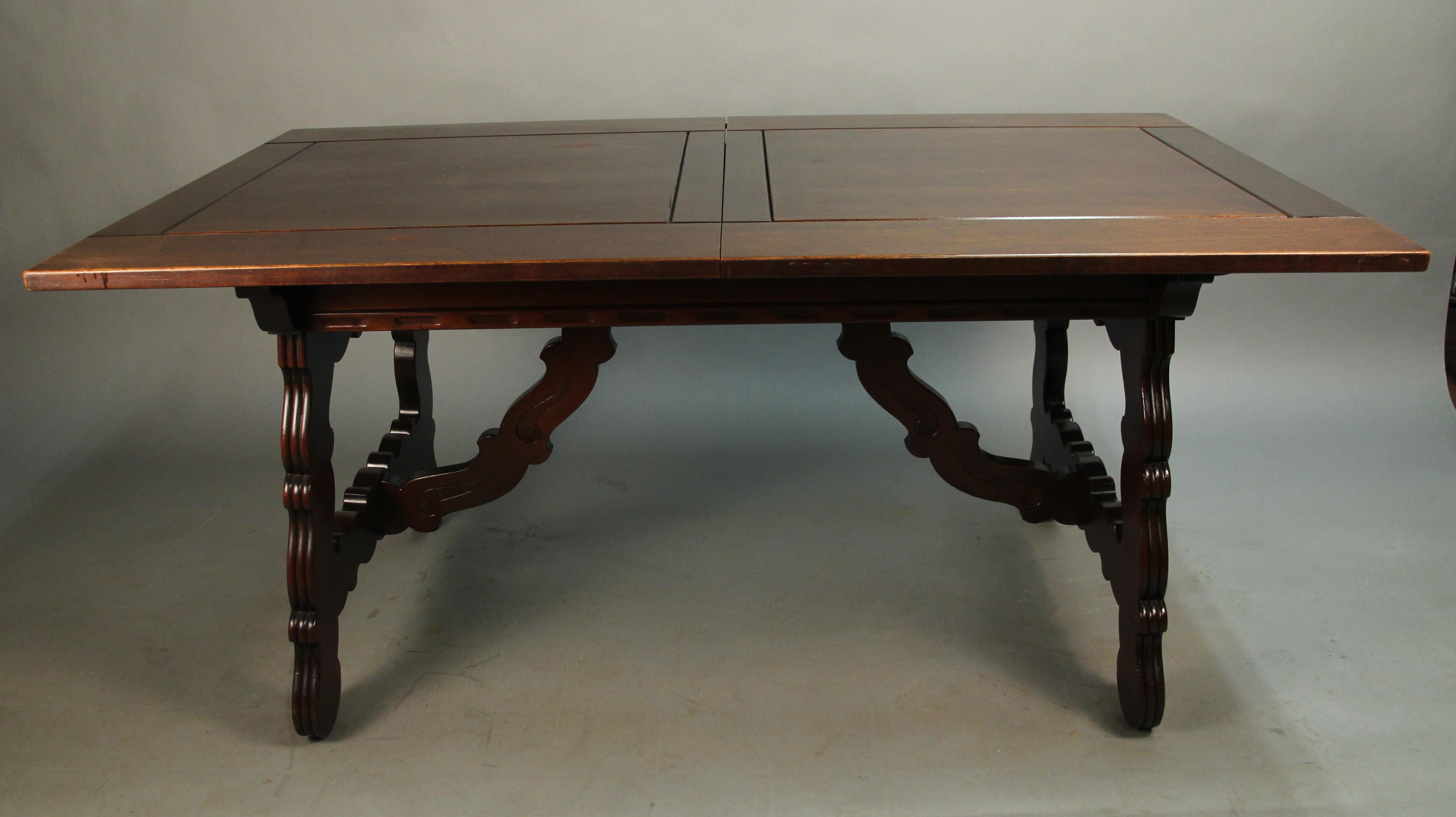 Walnut dining room table with 4 leafs, circa 1920s. With leafs the table can open to 102