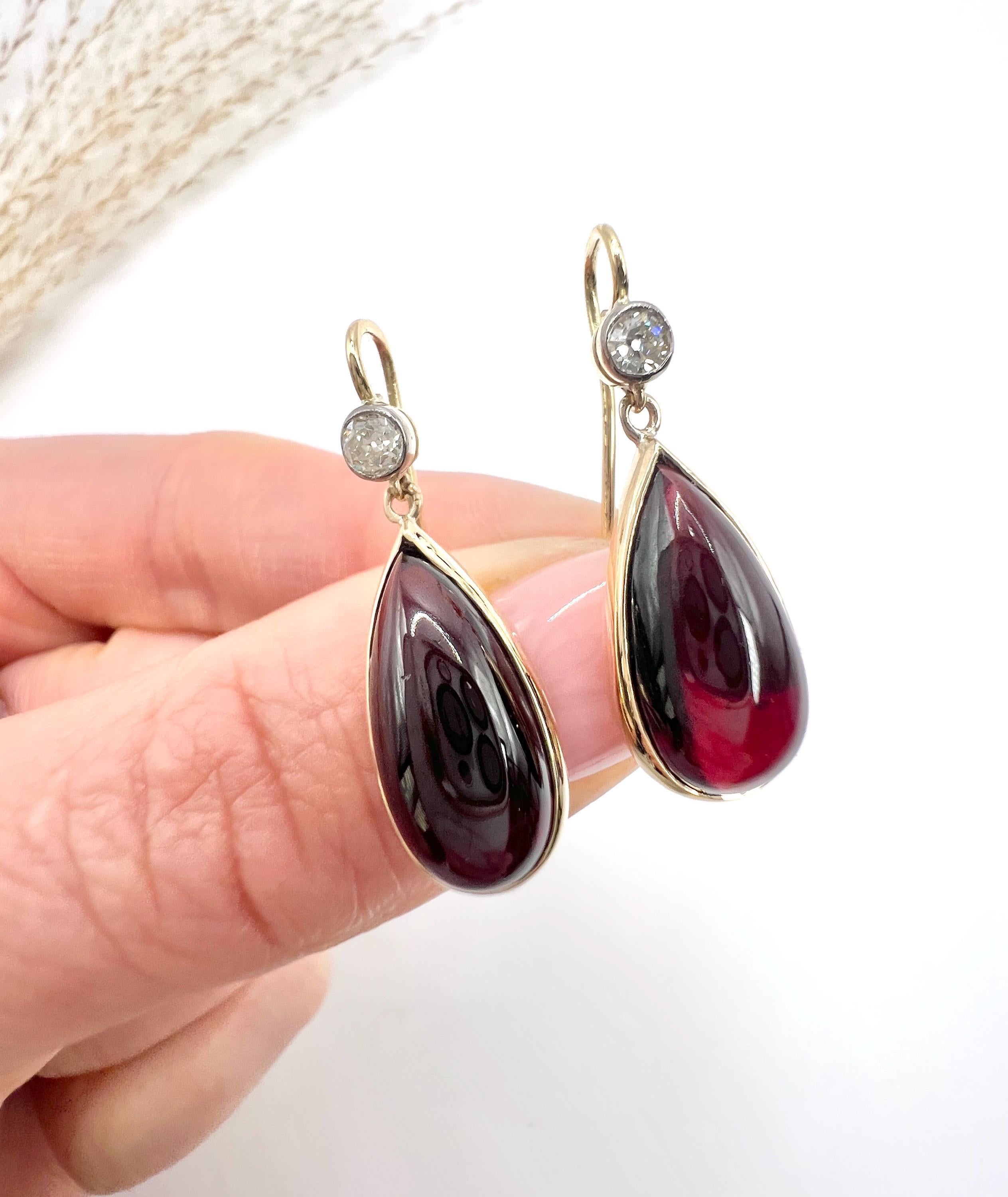 Antique Garnet Drop Earrings 

9ct & 15ct Yellow Gold

Circa 1920s

Step back in time with these exquisite handmade earrings, a stunning testament to the artistry of the 1920s. Crafted from 15ct yellow gold, each earring features dazzling bezel-set
