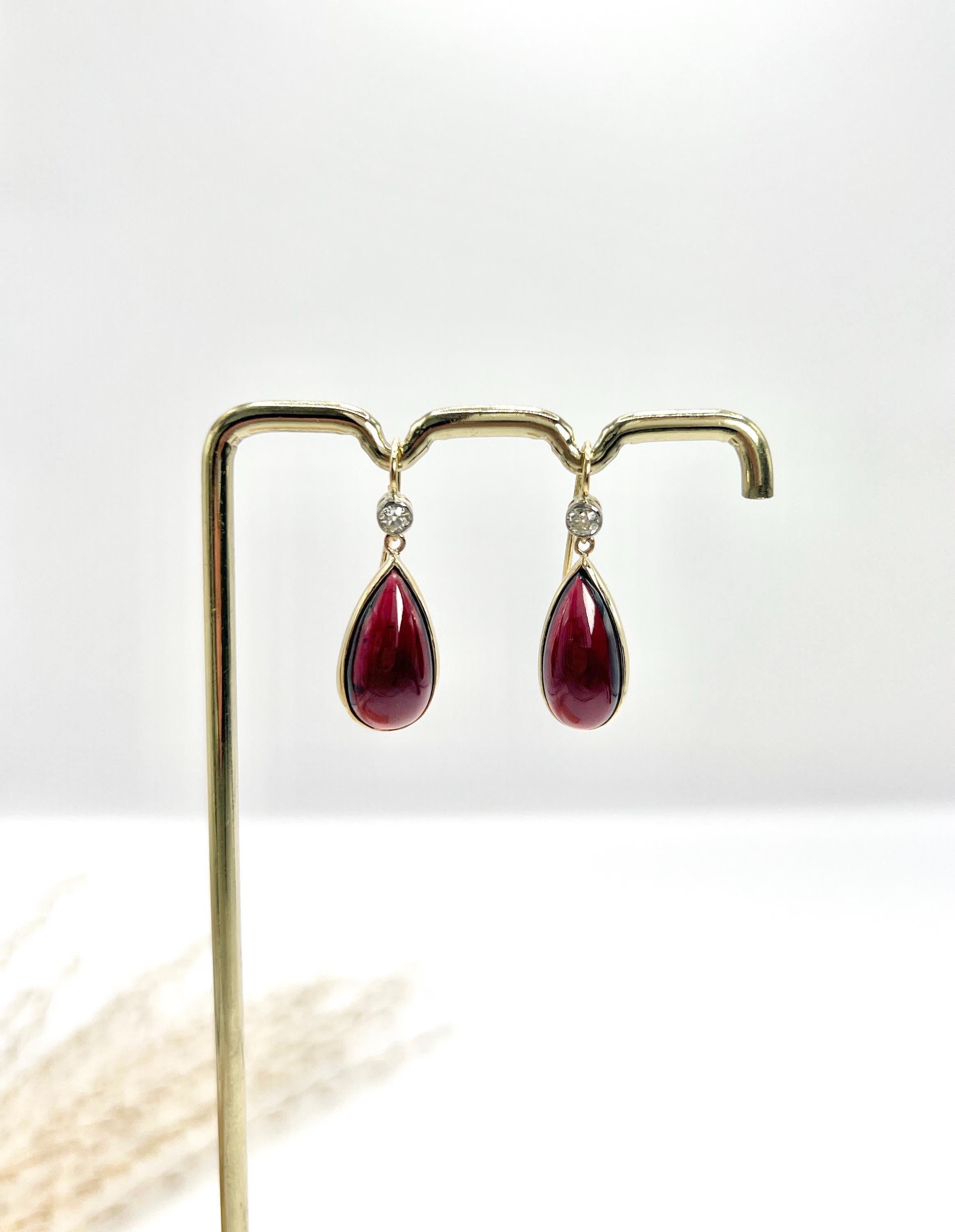 Antique 1920s Yellow Gold, Diamond & Garnet Teardrop Earrings In Good Condition For Sale In Brighton, GB