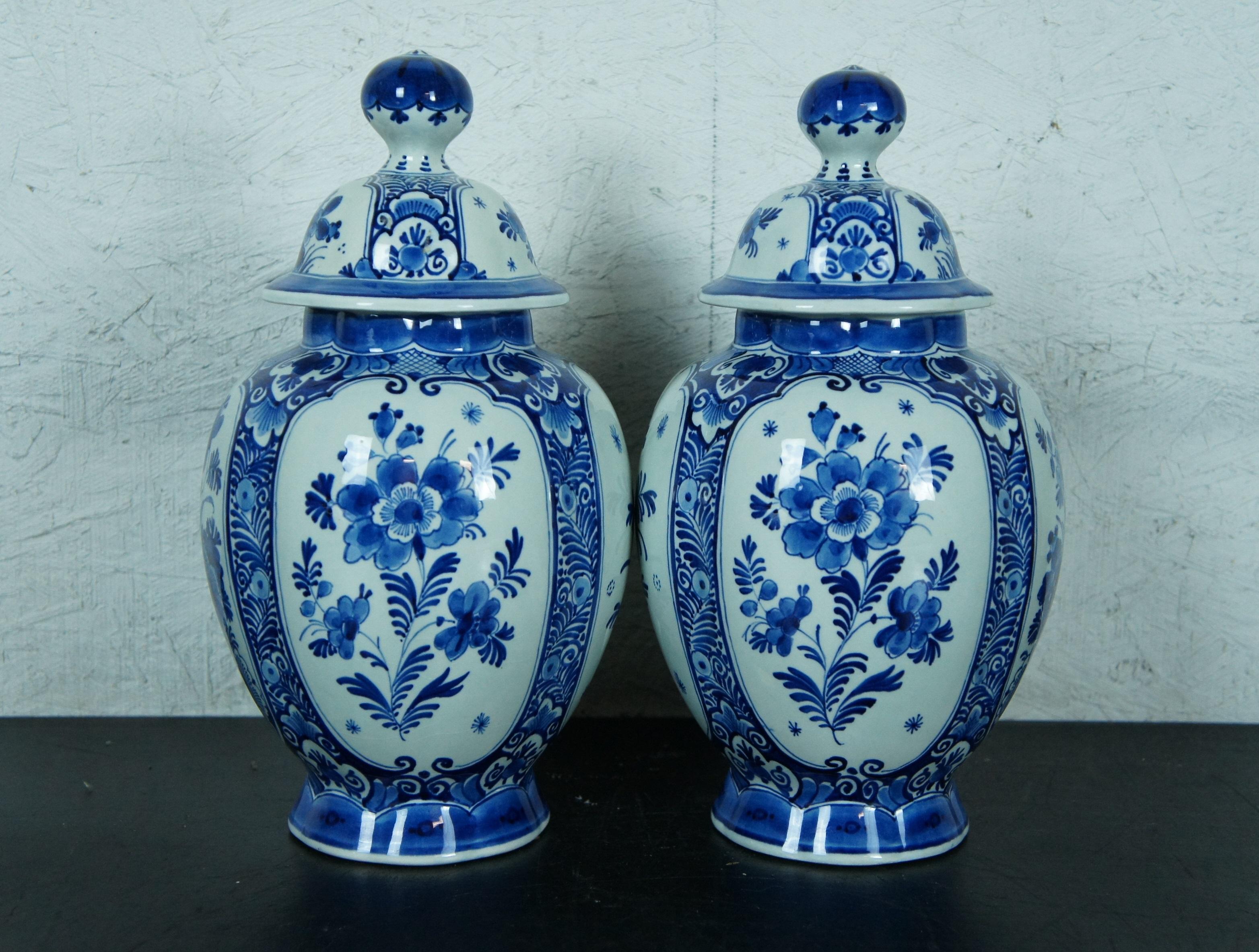 Antique 1922 Royal Delft Blue White Porcelain Lidded Urn Ginger Jar Mantel Vases In Good Condition In Dayton, OH