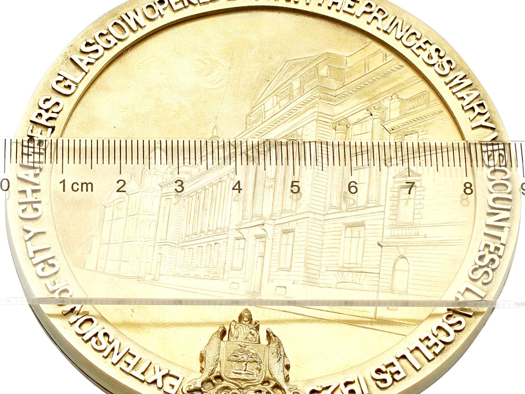 Medallón escocés antiguo de plata de ley dorada de 1923 Silver en venta