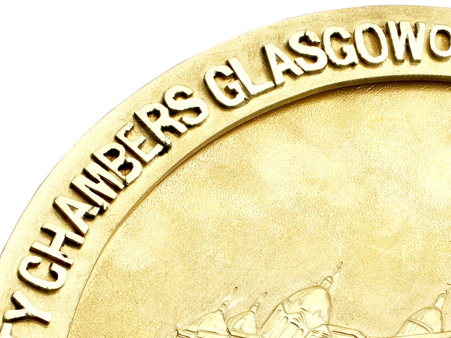 Medallón escocés antiguo de plata de ley dorada de 1923 en venta 3