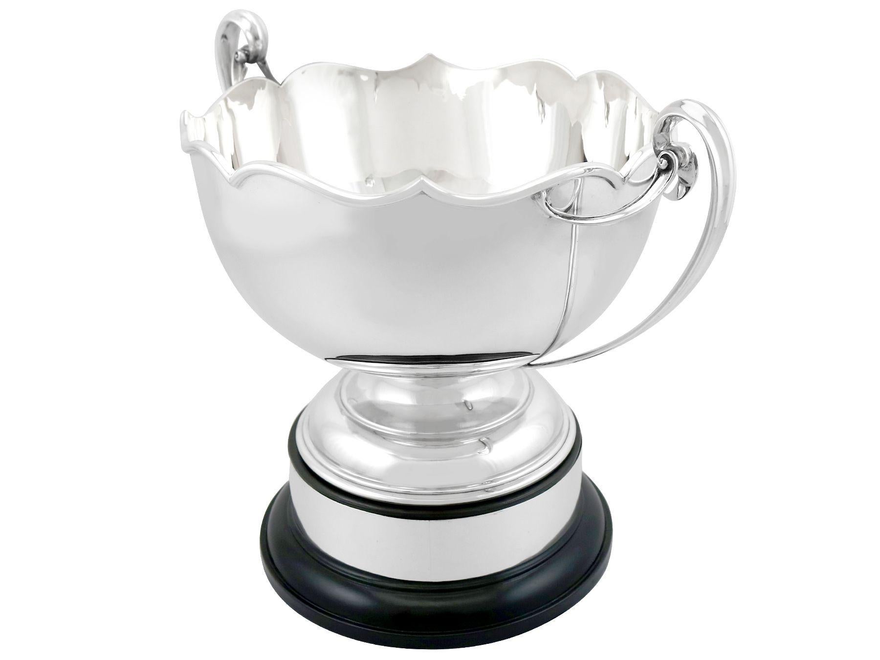 1920s Sterling Silver Presentation Bowl with Handles In Excellent Condition In Jesmond, Newcastle Upon Tyne