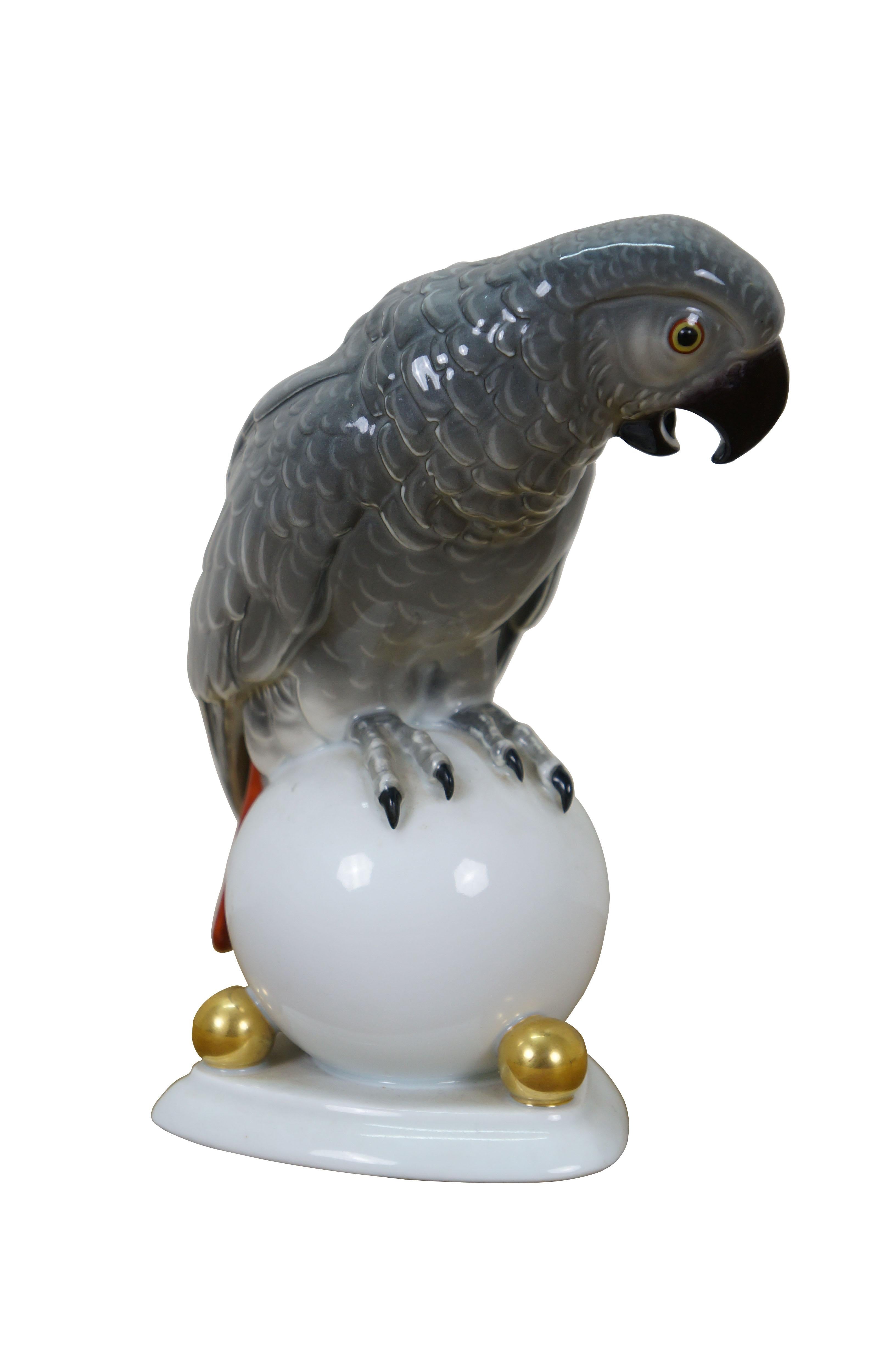 Antica statuetta in porcellana Hutschenreuther del 1925 a forma di pappagallo grigio africano appollaiato su un globo bianco con accenti dorati. Progettato da Fritz Klee.

Dimensioni:
7