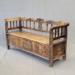 Antico banco di stoccaggio in pino dell'Europa orientale del 1926 con vernice originale