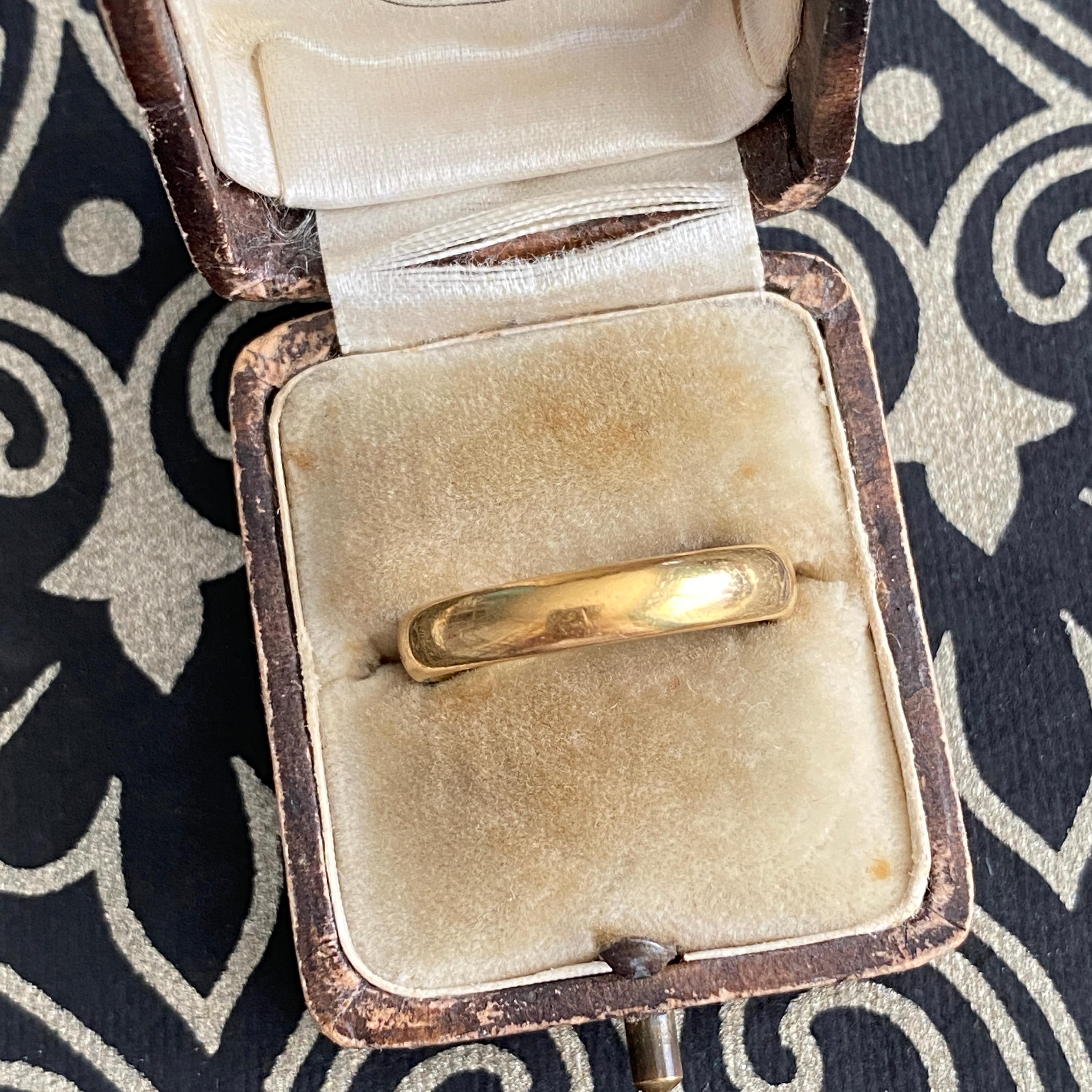 Antique 1927 22k Heavy Rounded Wedding Band Ring 8
