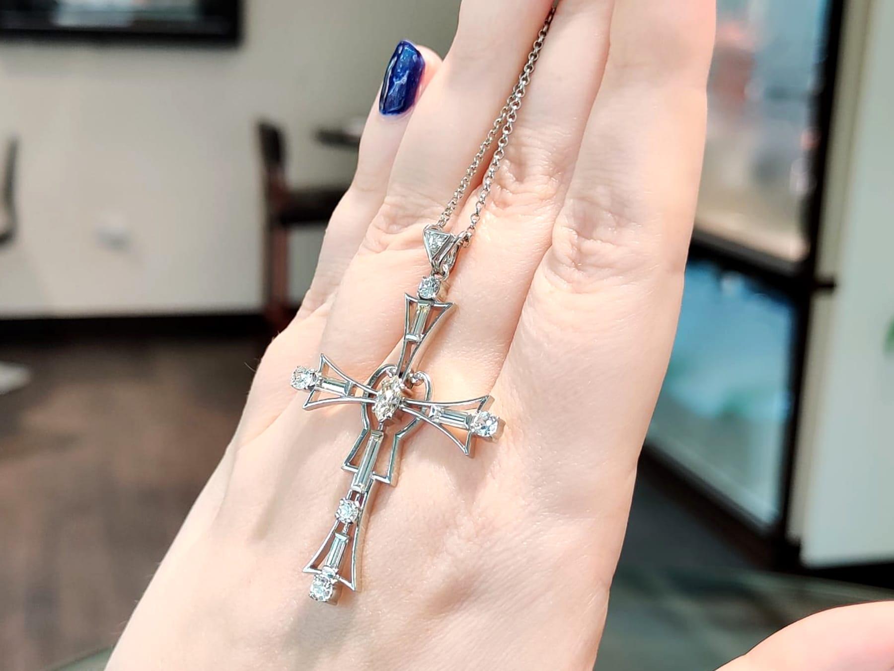 Pendentif croix ancien en platine et diamants de 1.93 carat Excellent état - En vente à Jesmond, Newcastle Upon Tyne